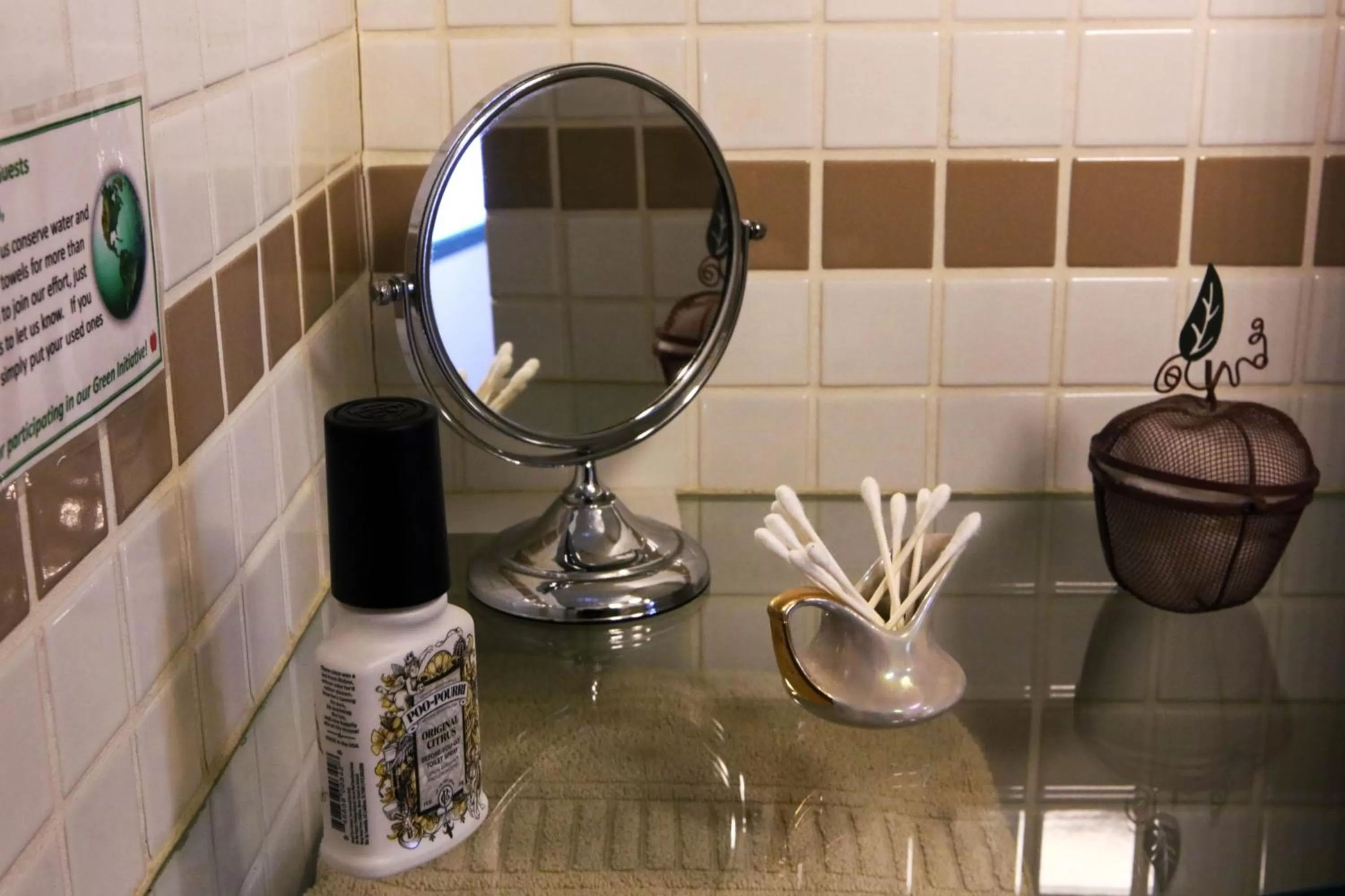 Decorative detail, Bathroom in Apple Bin Inn