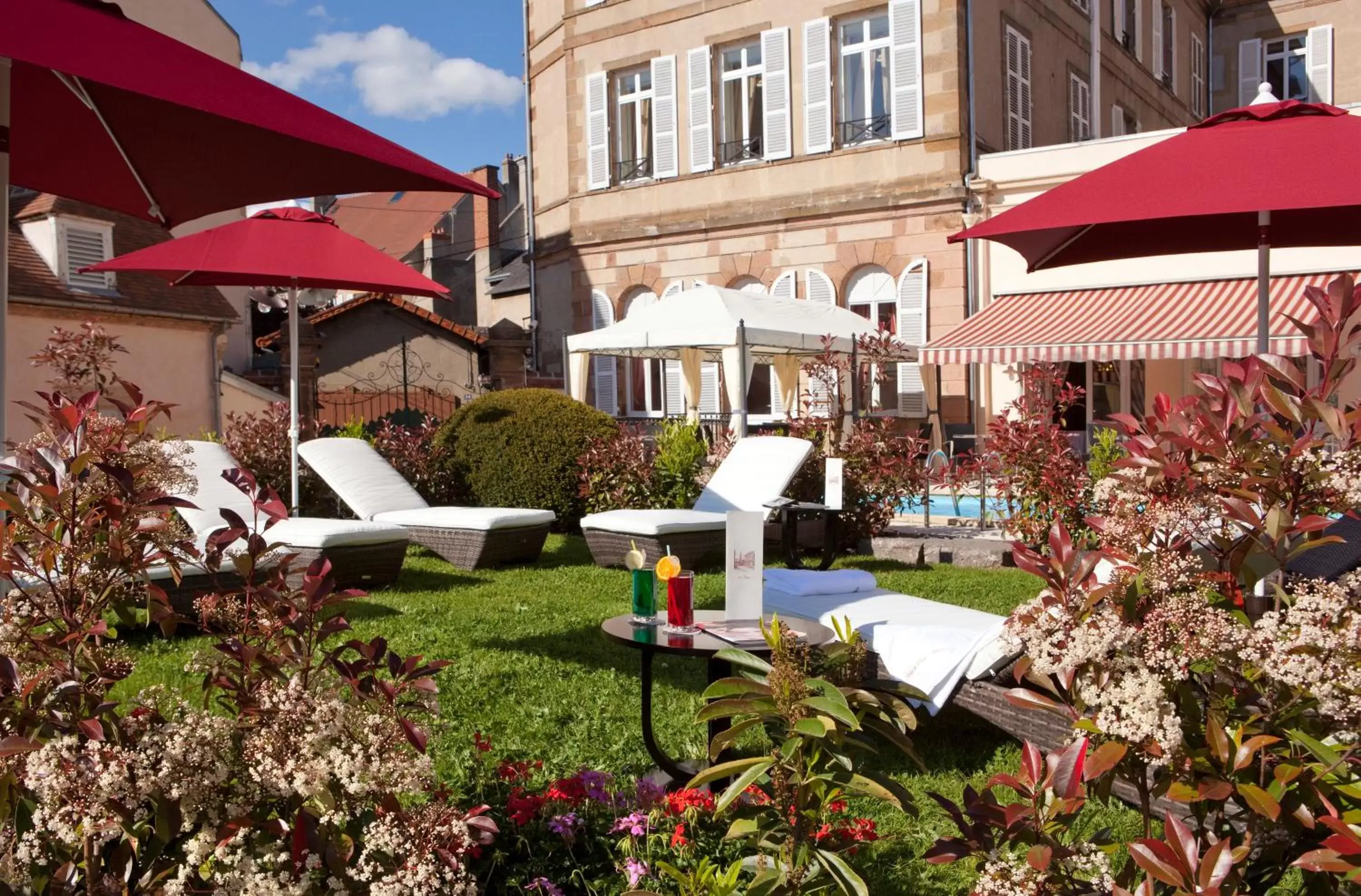 Swimming pool in Mercure Moulins Centre Hôtel de Paris