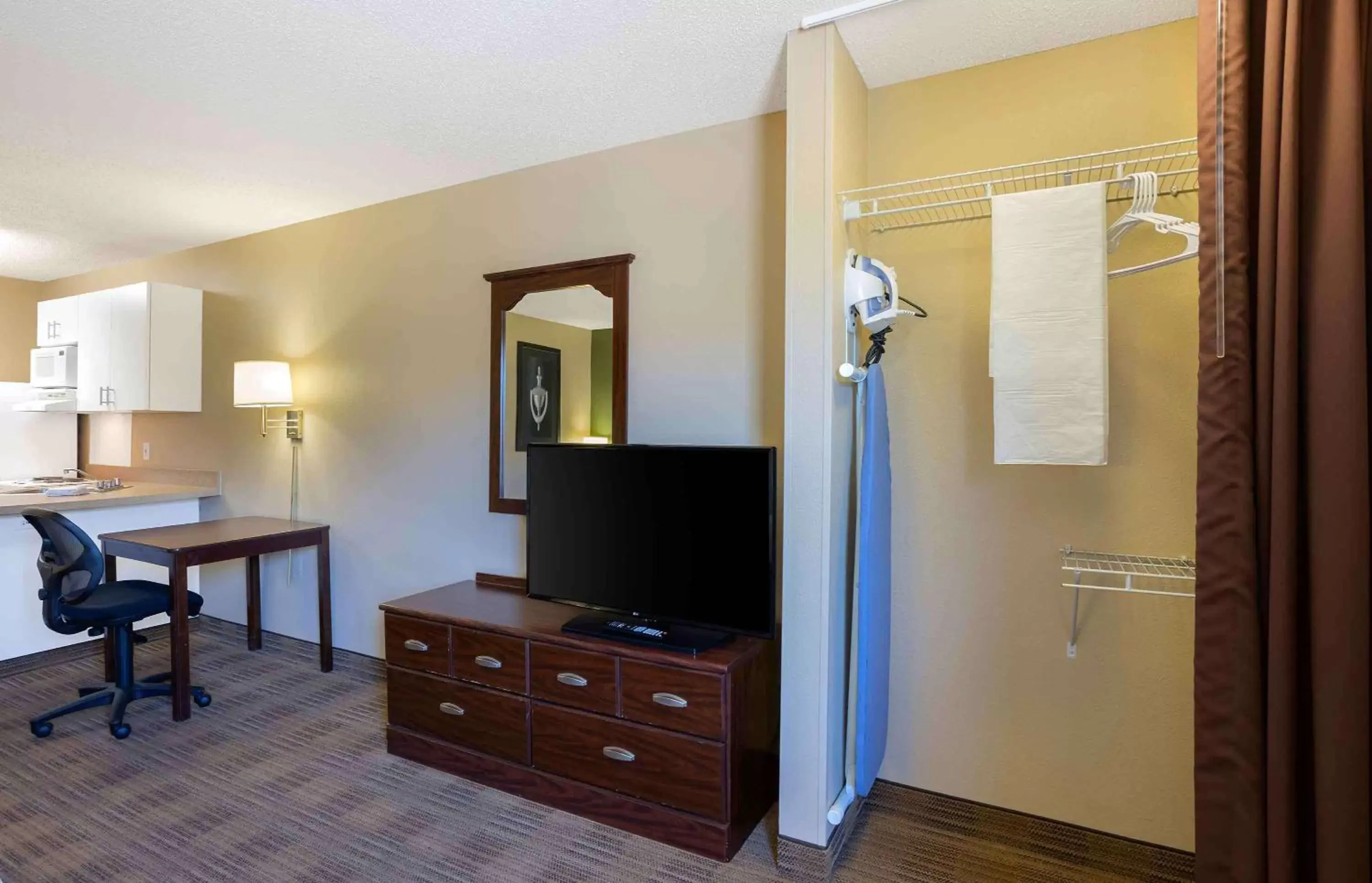 Bedroom, TV/Entertainment Center in Extended Stay America Suites - Springfield - South