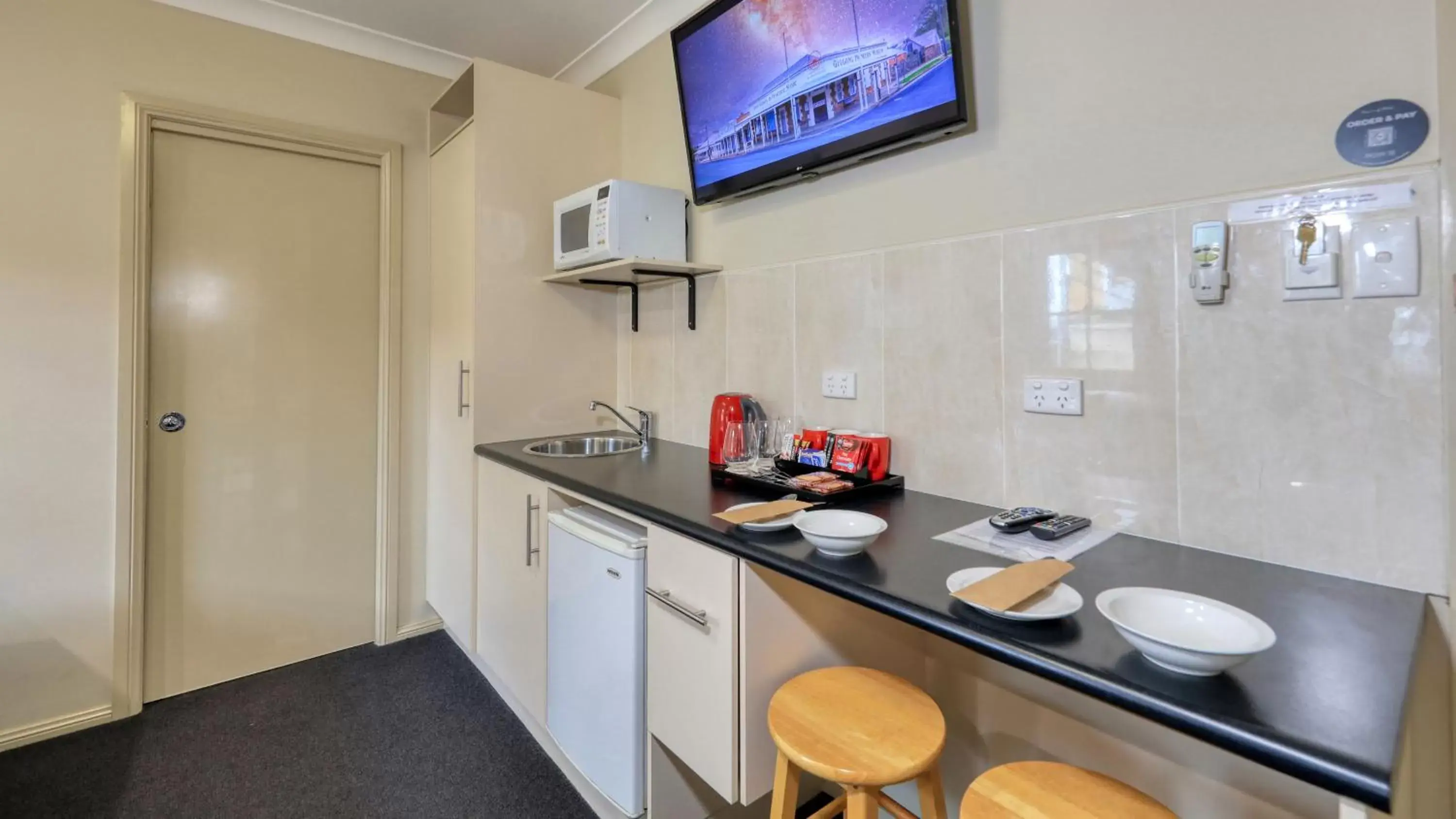 Coffee/tea facilities, Kitchen/Kitchenette in Prince Of Wales Hotel Gulgong