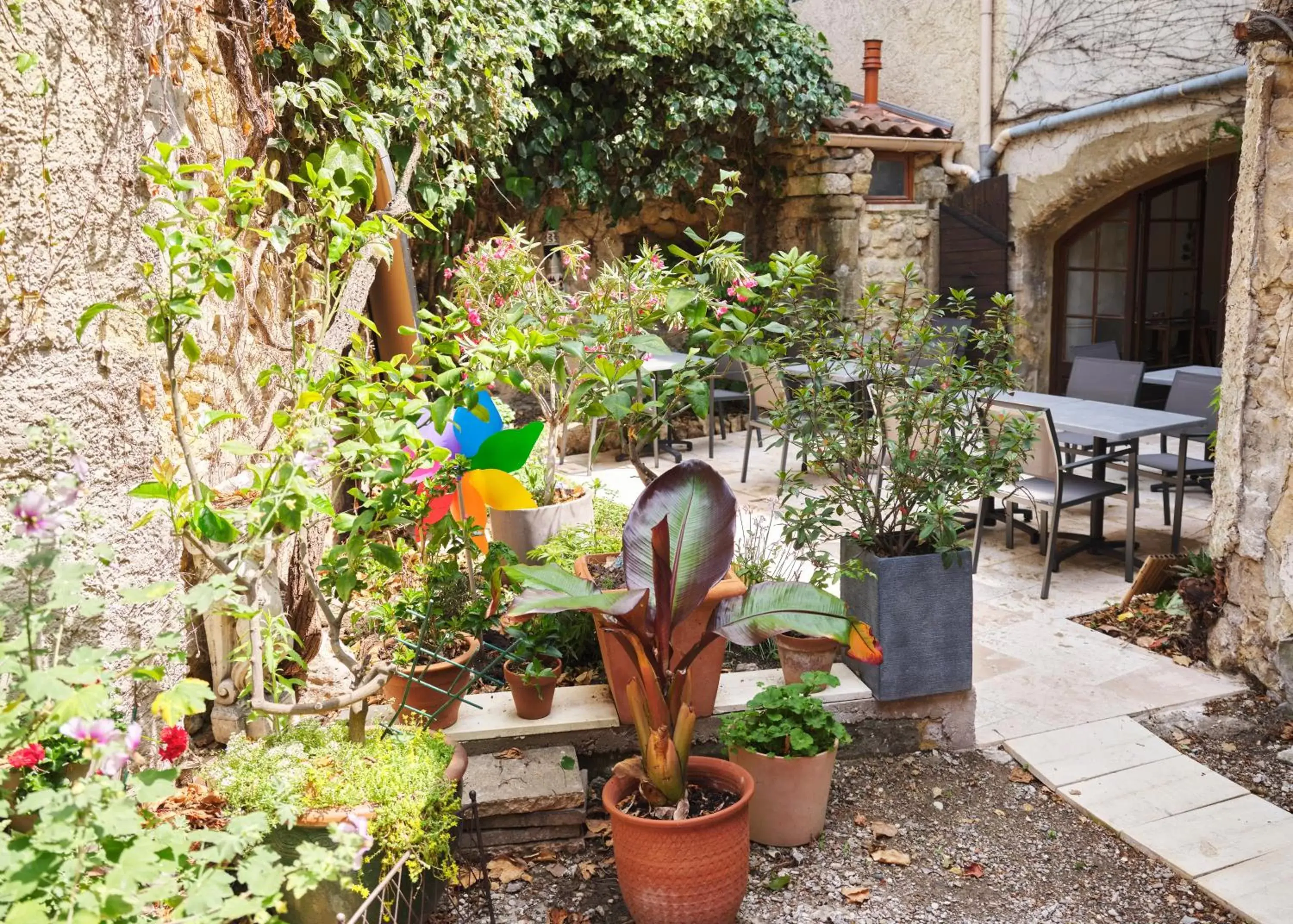 Patio in Le Clos d'Orange, Hotel & ville de Provence