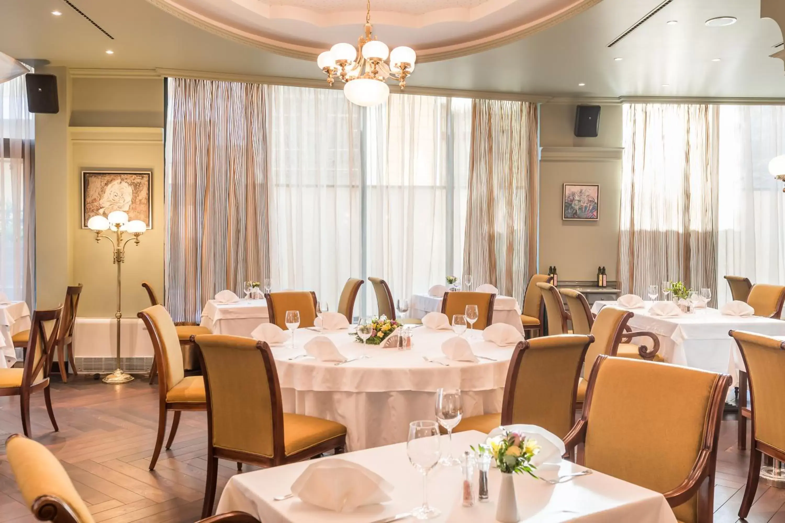 Restaurant/Places to Eat in Crystal Palace Boutique Hotel