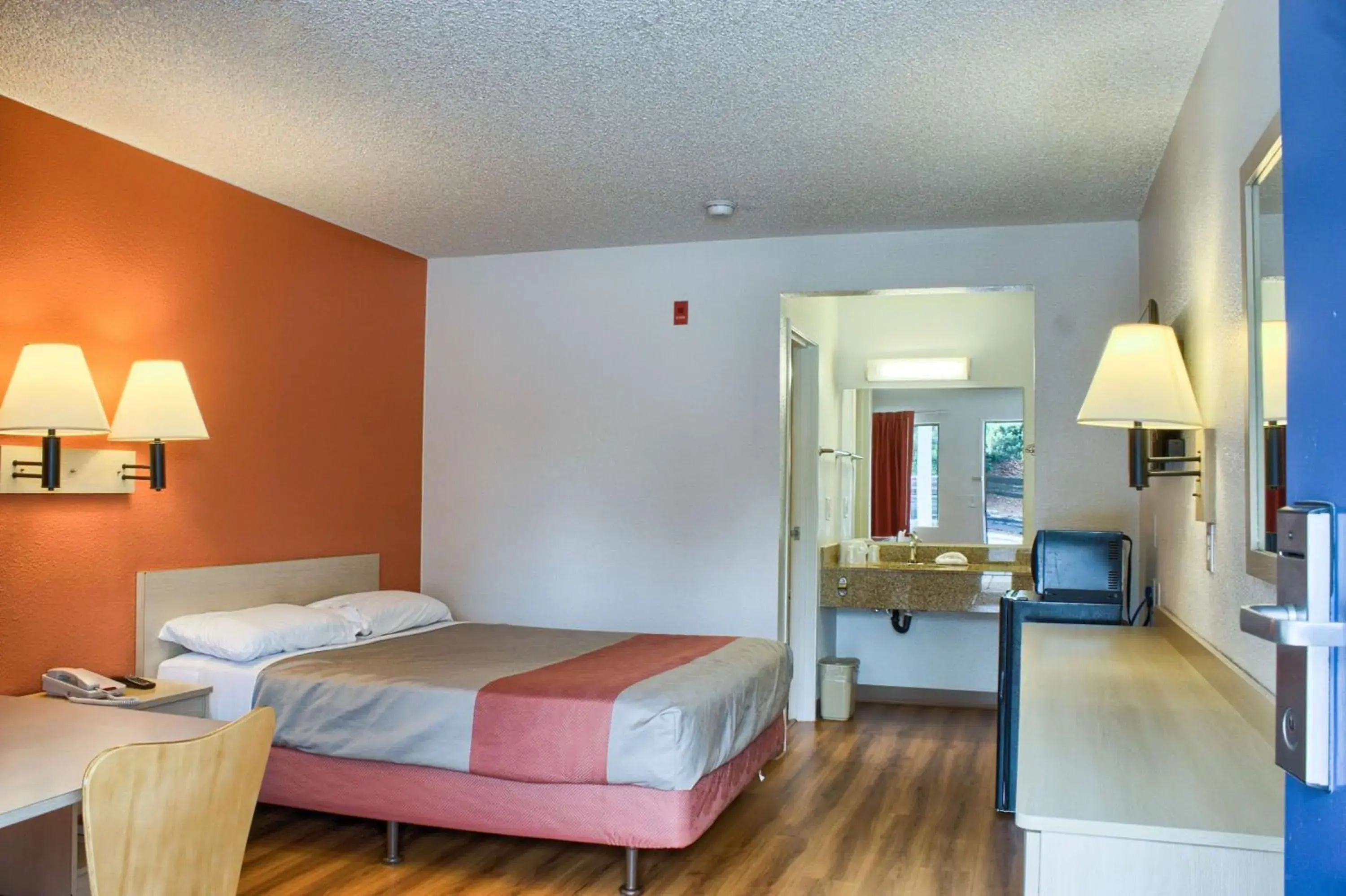 Bedroom, Bed in Motel 6-Seattle, WA - South