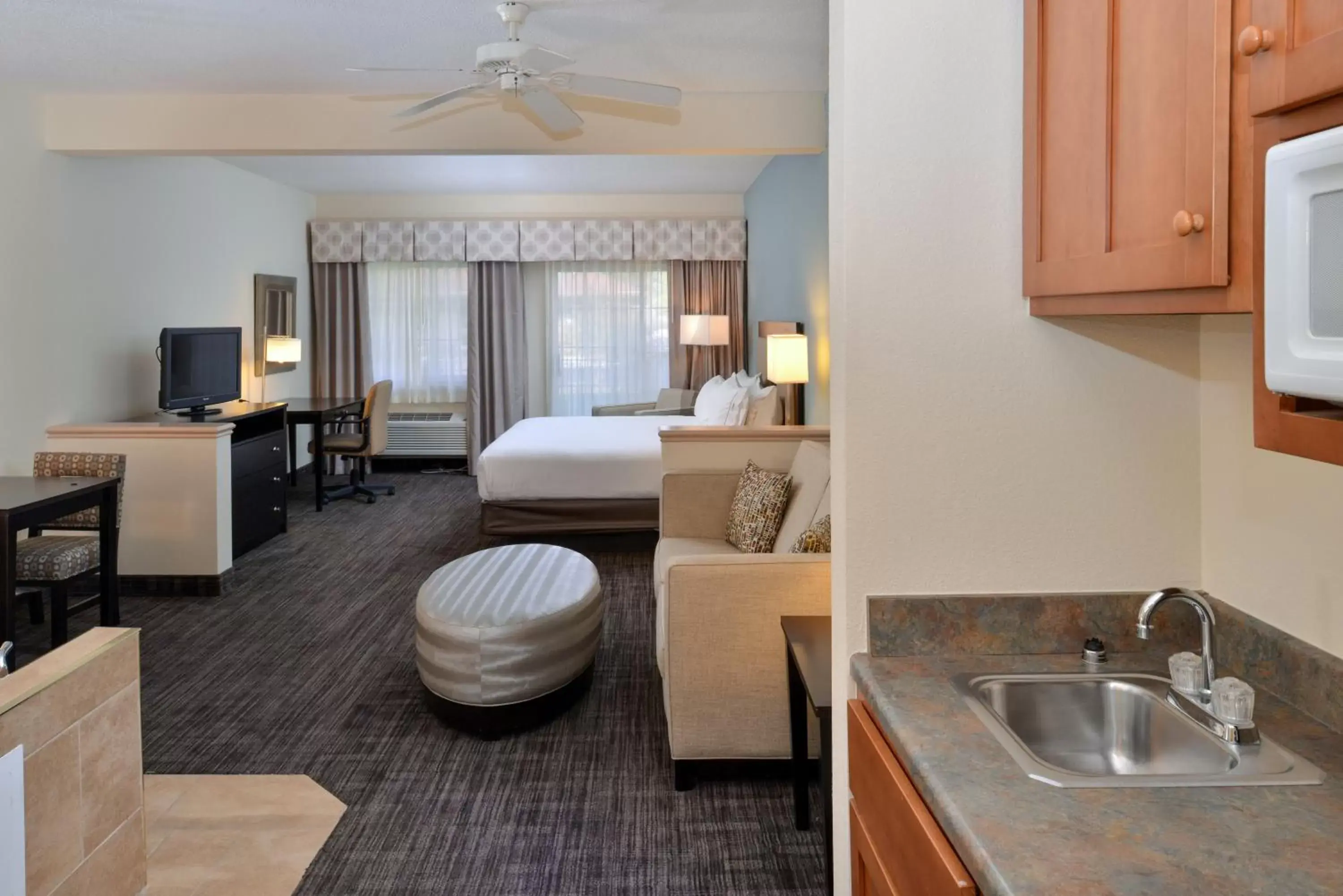 Photo of the whole room, Kitchen/Kitchenette in Holiday Inn Express Hotel & Suites-Saint Joseph, an IHG Hotel