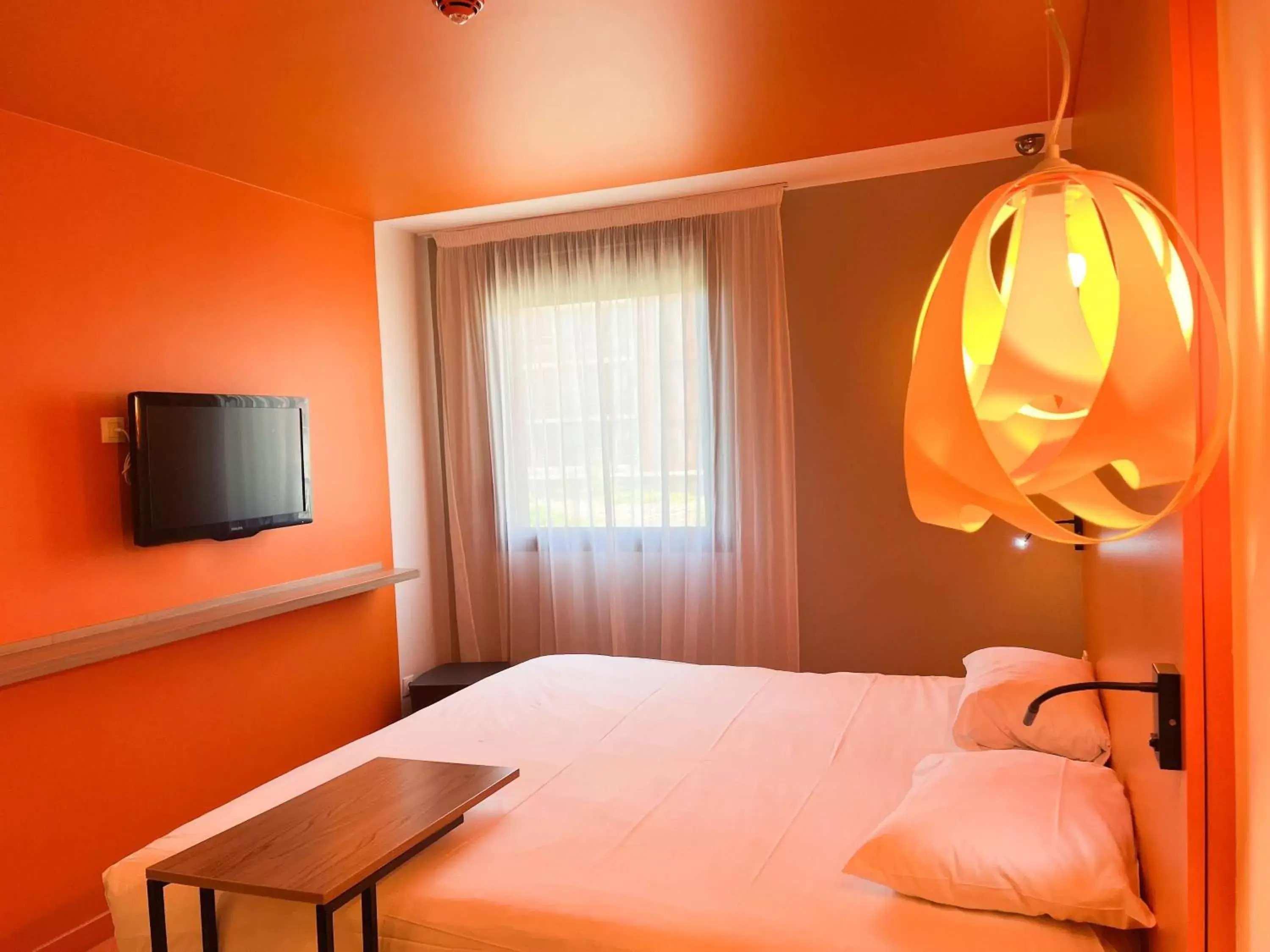 Bedroom, Bed in ibis Styles Nimes Gare Centre