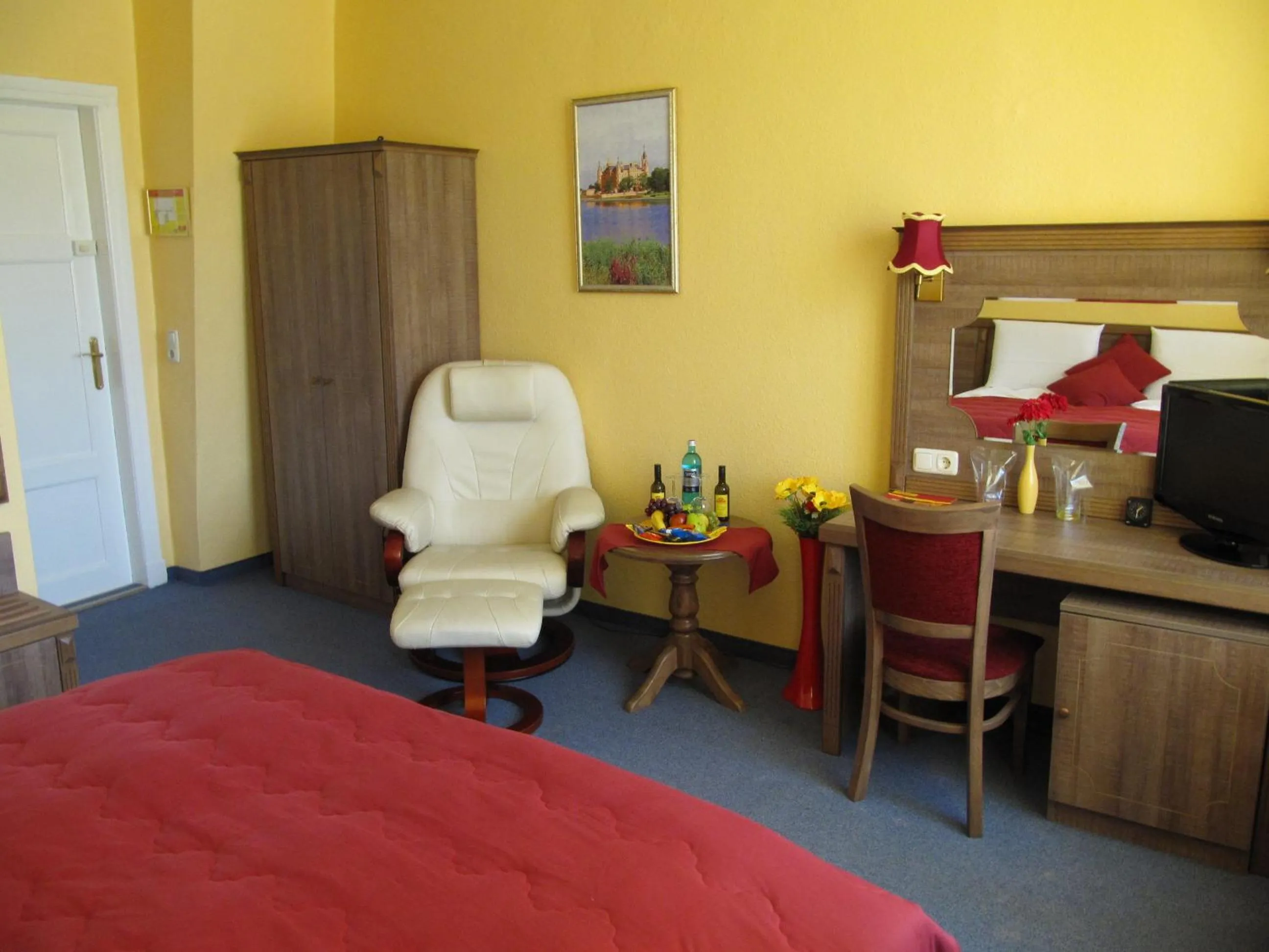 Photo of the whole room, Bed in Hotel am Hauptbahnhof
