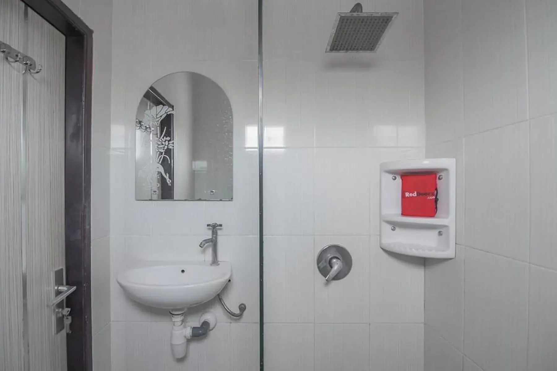 Bathroom in RedDoorz near E Walk Mall Balikpapan