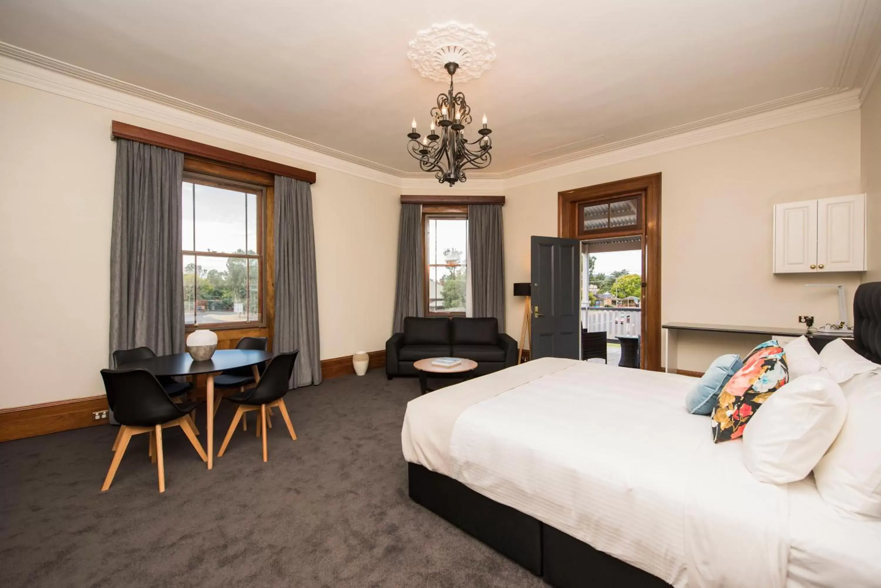 Photo of the whole room in The Parkview Hotel Mudgee