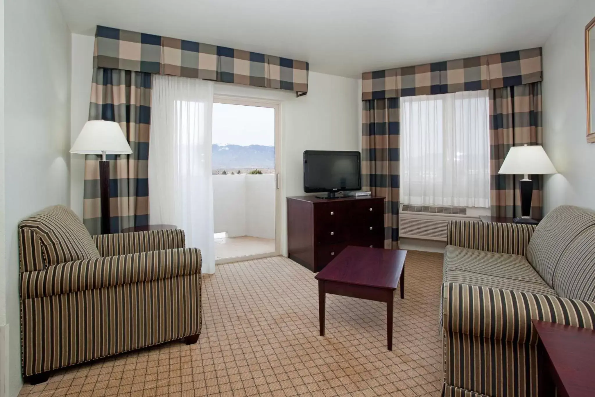 Photo of the whole room, Seating Area in Holiday Inn Express & Suites Colorado Springs-Airport, an IHG Hotel