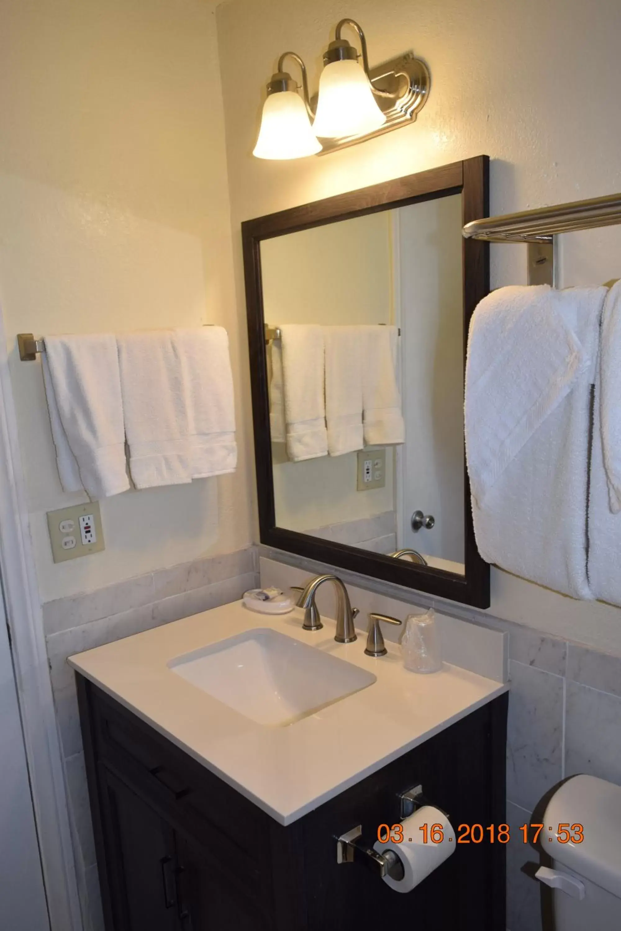 Bathroom in Stanlunds Inn and Suites