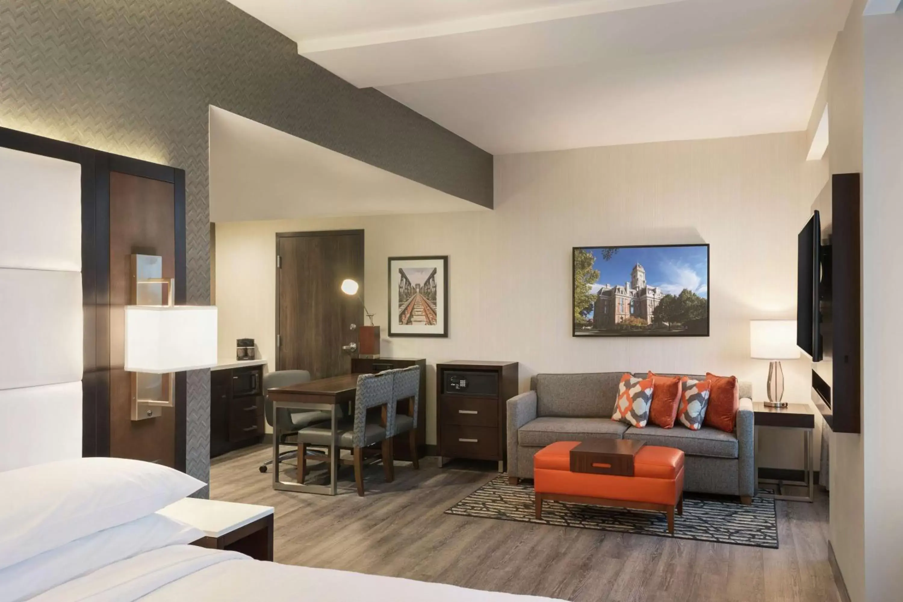 Bedroom, Seating Area in Embassy Suites By Hilton Noblesville Indianapolis Conv Ctr