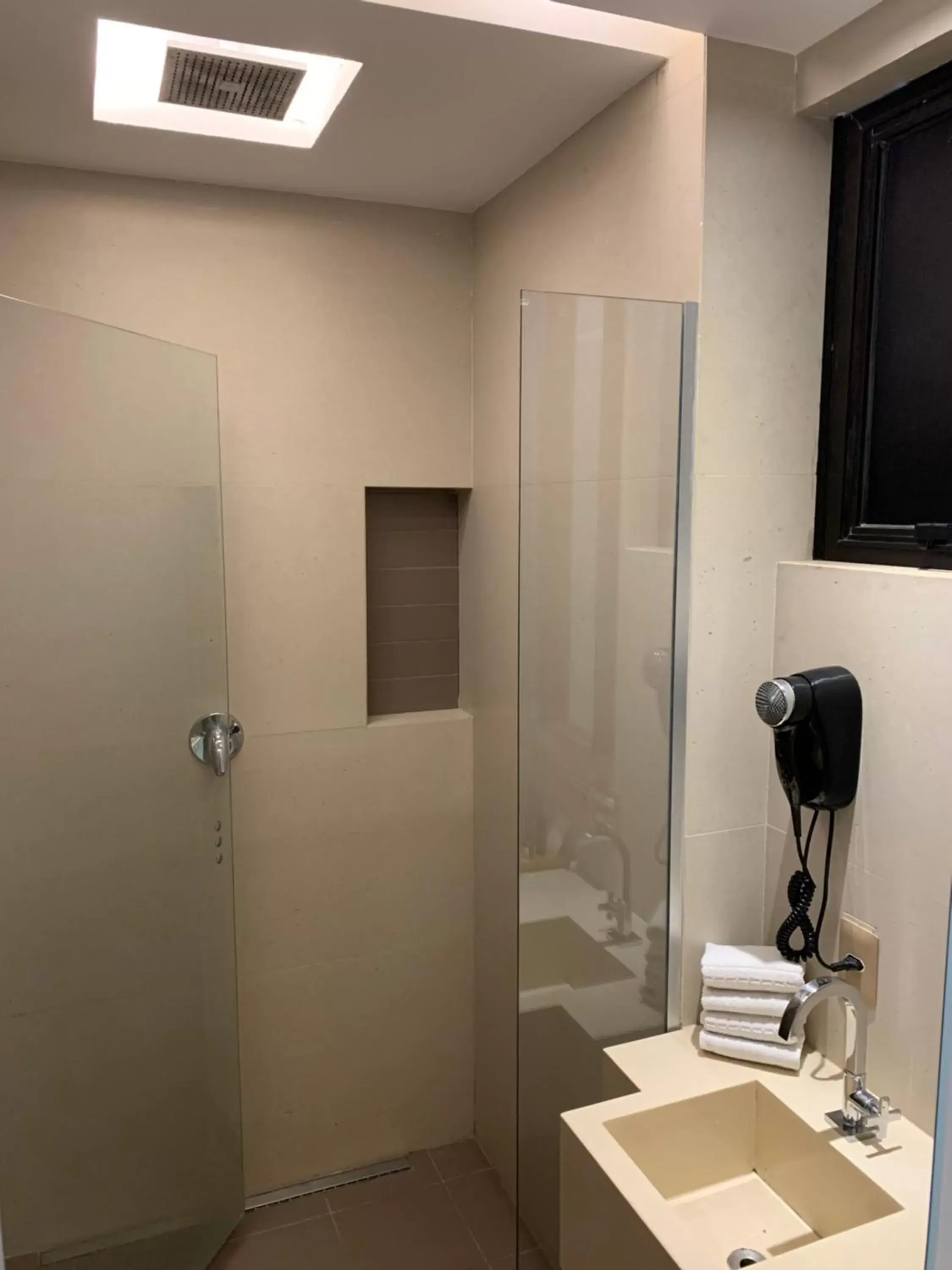 Shower, TV/Entertainment Center in Ritz Copacabana Boutique Hotel