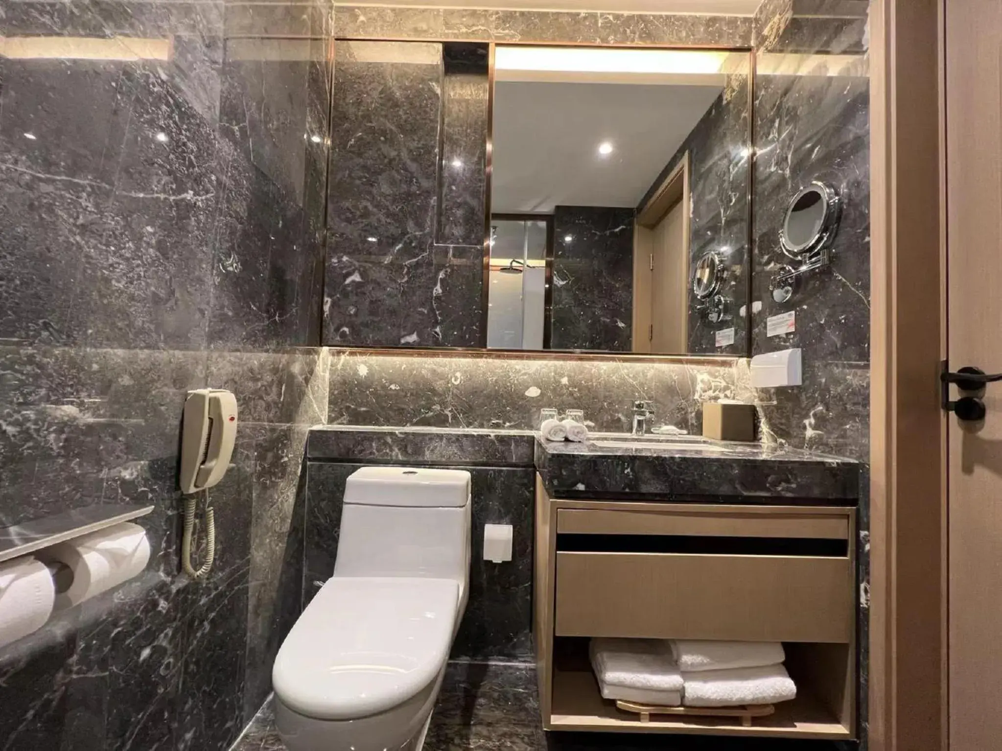 Toilet, Bathroom in Howard Johnson Paragon Hotel Beijing