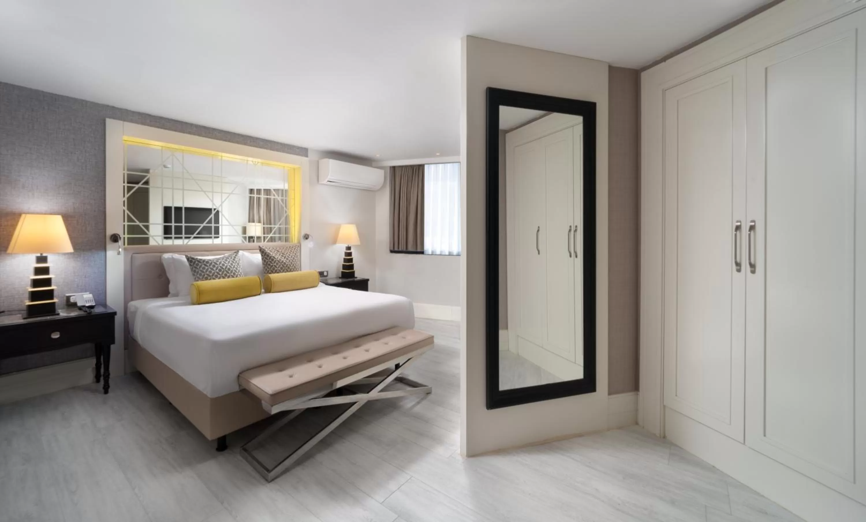 Photo of the whole room, Bed in Mercure Istanbul Bomonti