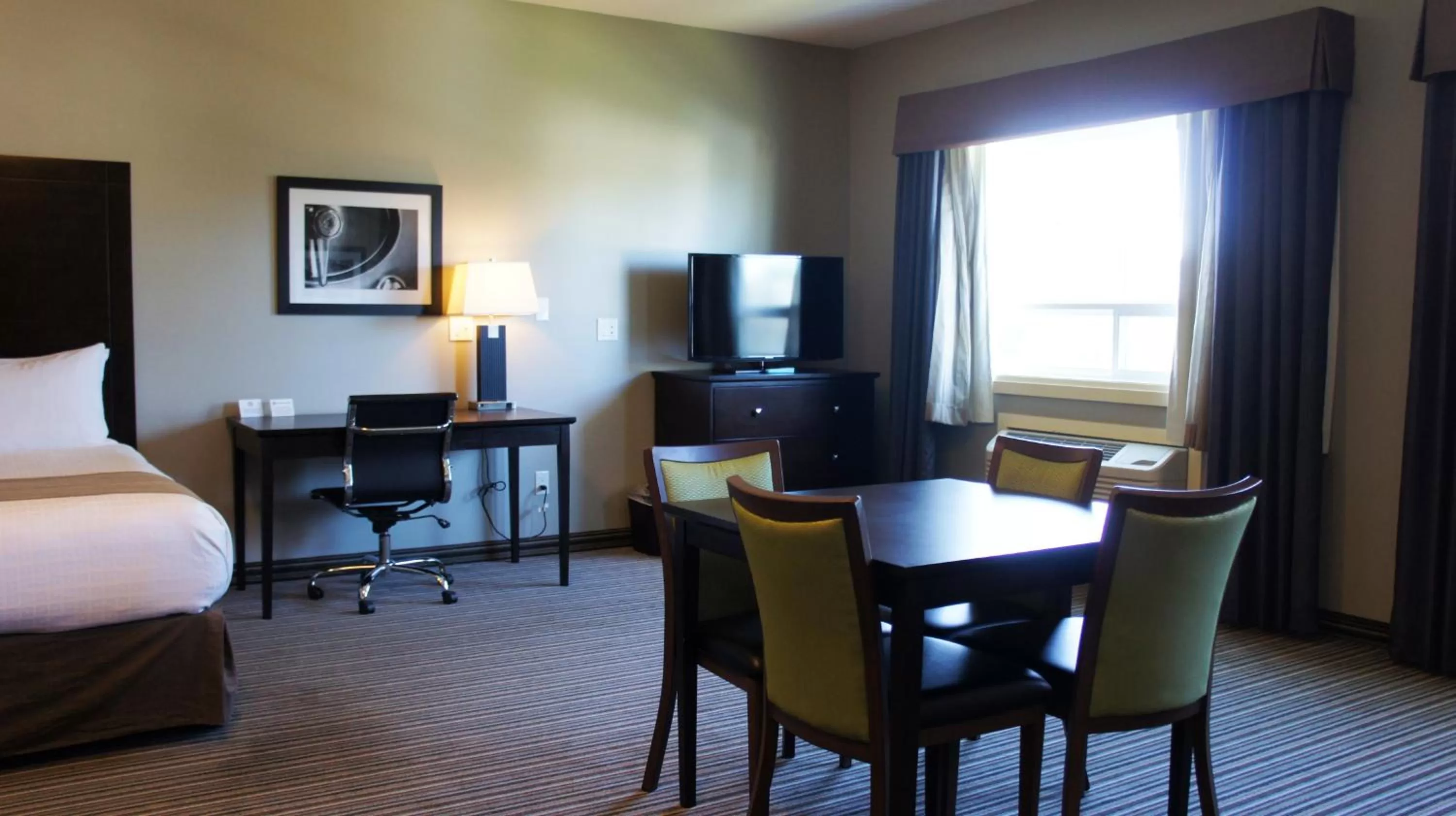 Property building, Bed in Best Western PLUS Fort Saskatchewan Inn & Suites