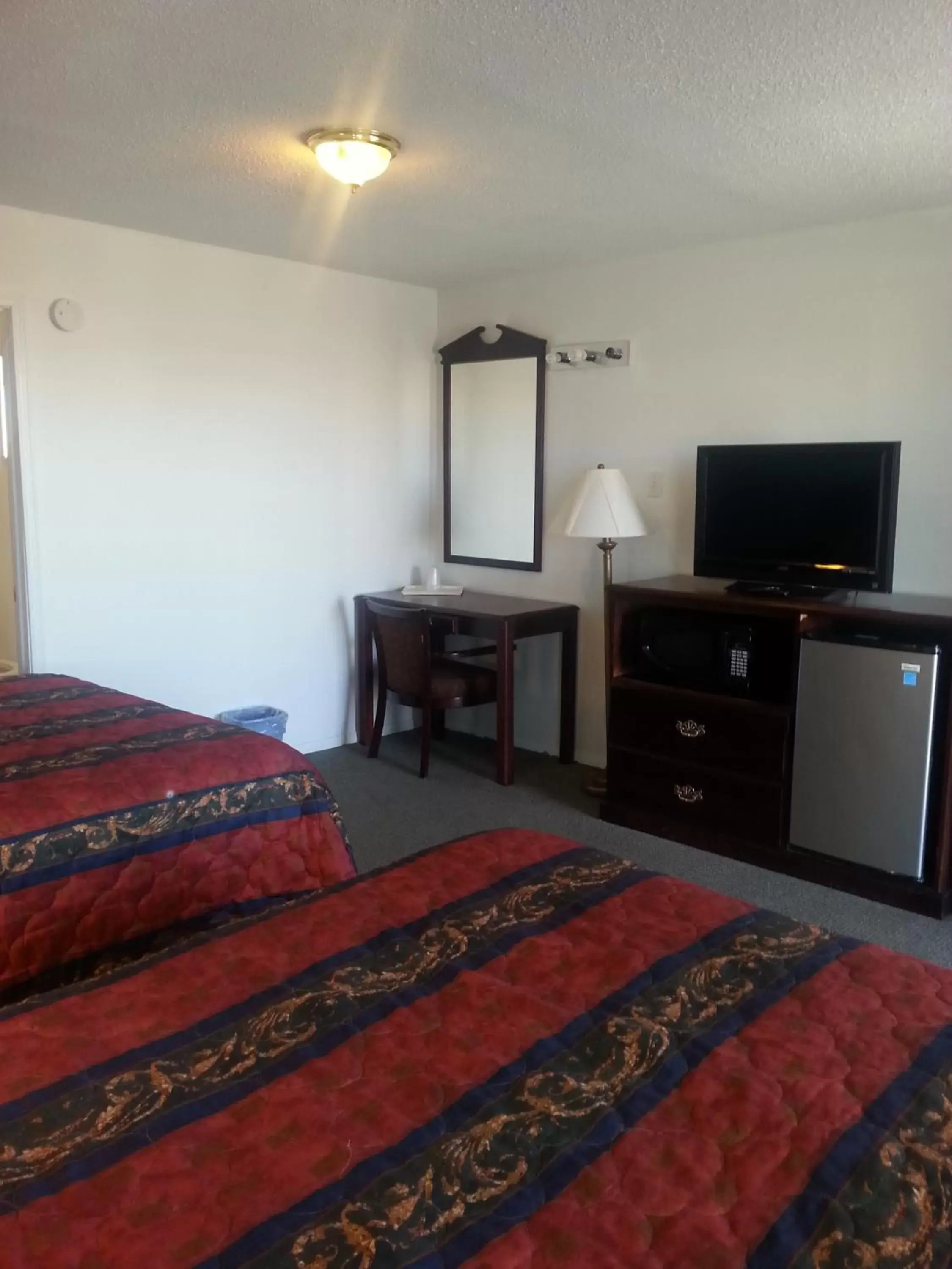 Photo of the whole room, TV/Entertainment Center in Budget Inn