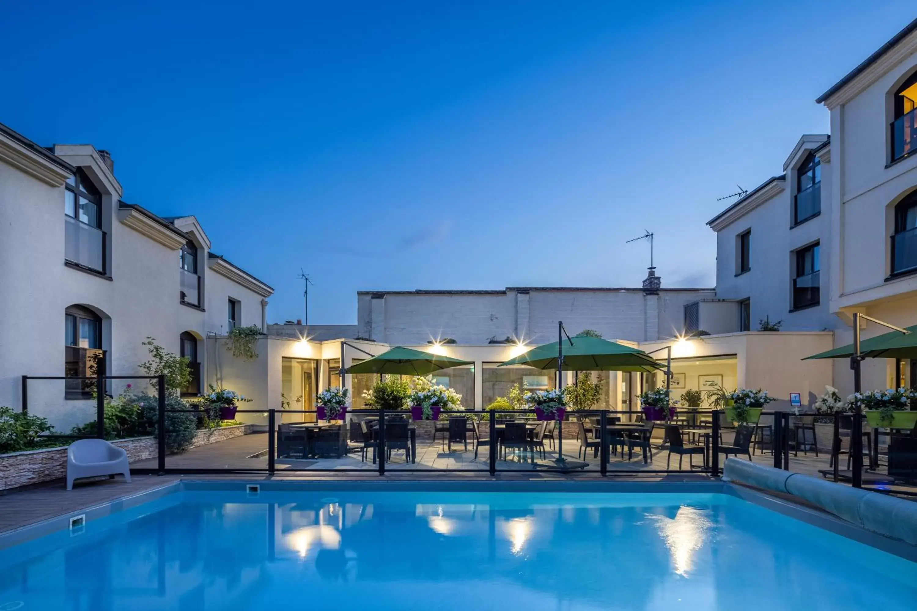 Swimming Pool in Hôtel Saint Laurent