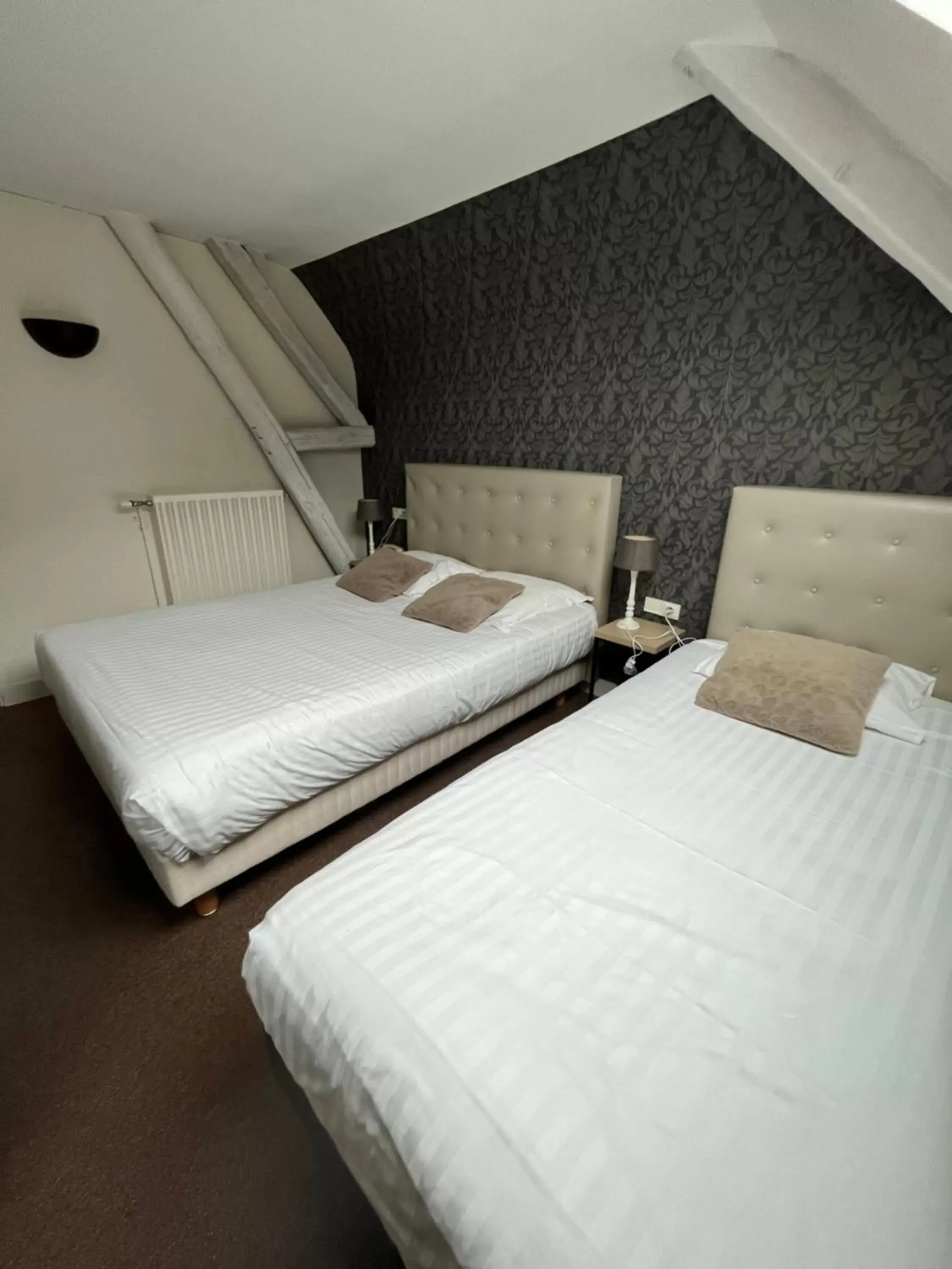 Bed in Hôtel De Troyes