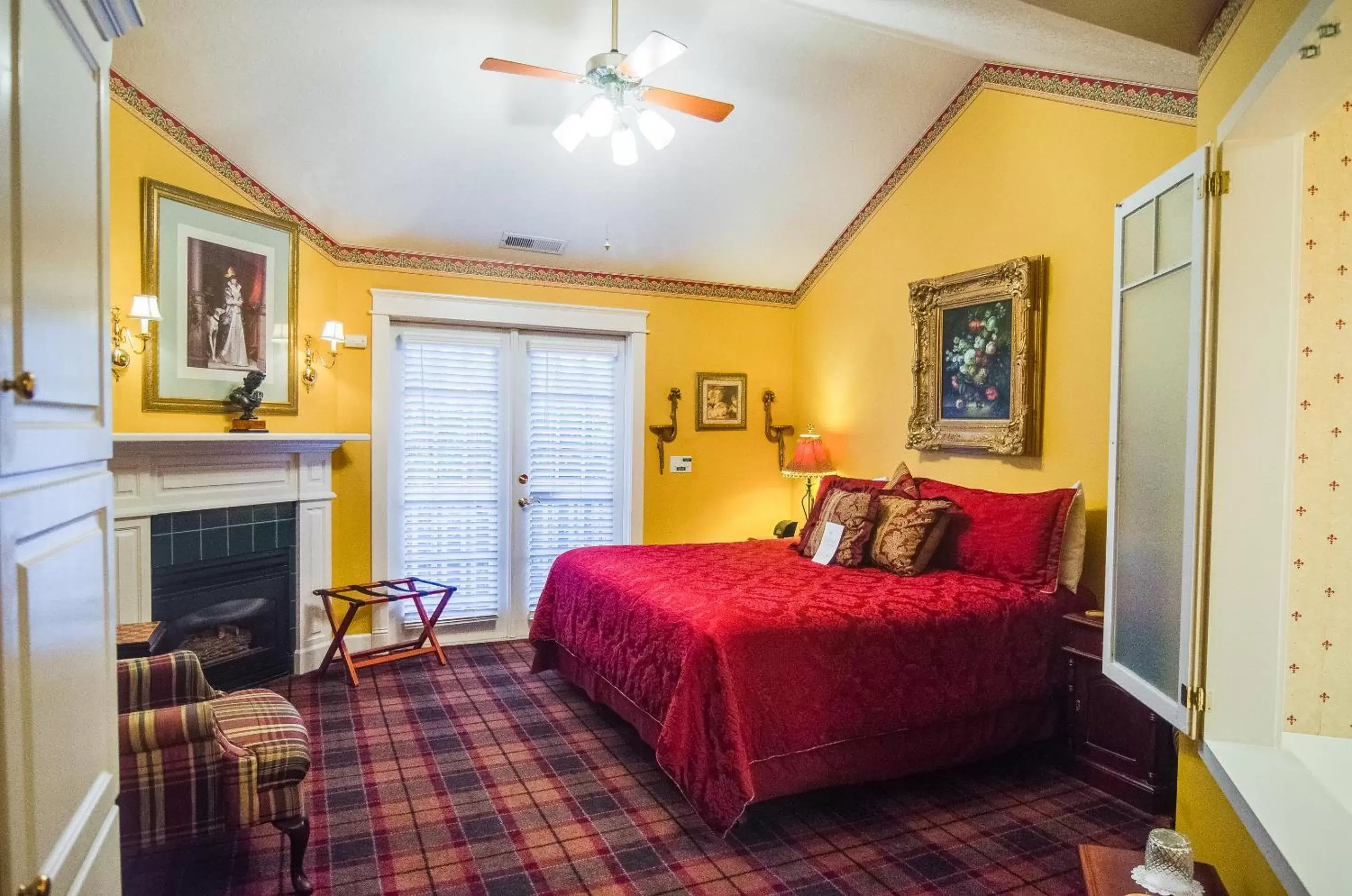 Bed in The Campbell House Inn