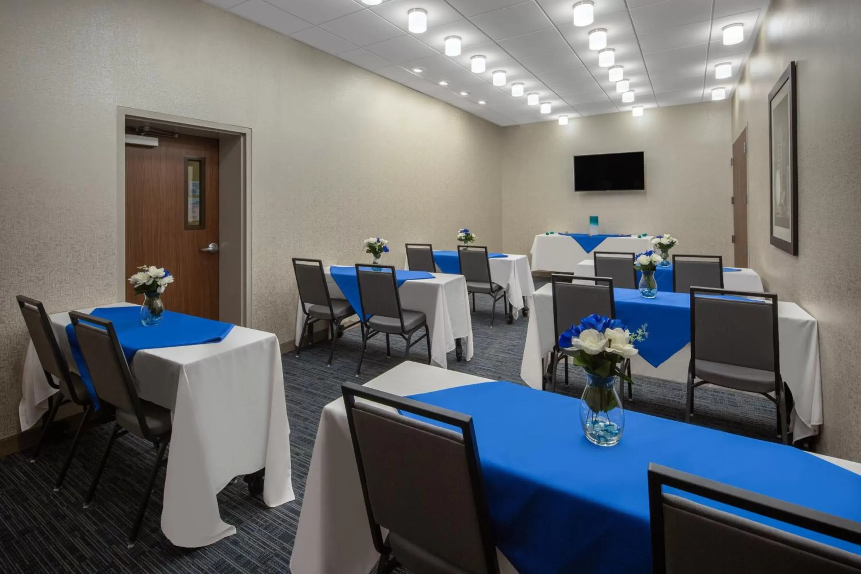 Meeting/conference room, Restaurant/Places to Eat in Holiday Inn Express & Suites - Chico, an IHG Hotel