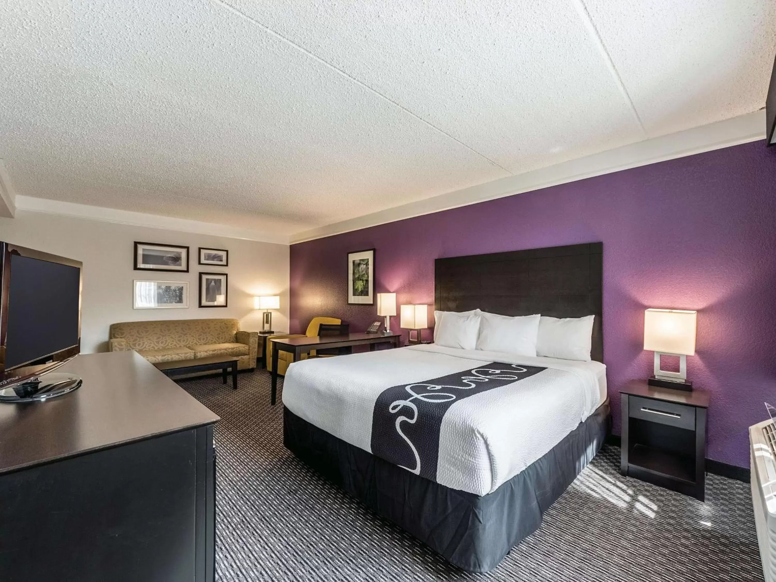 Photo of the whole room, Bed in La Quinta Inn & Suites by Wyndham San Antonio Downtown