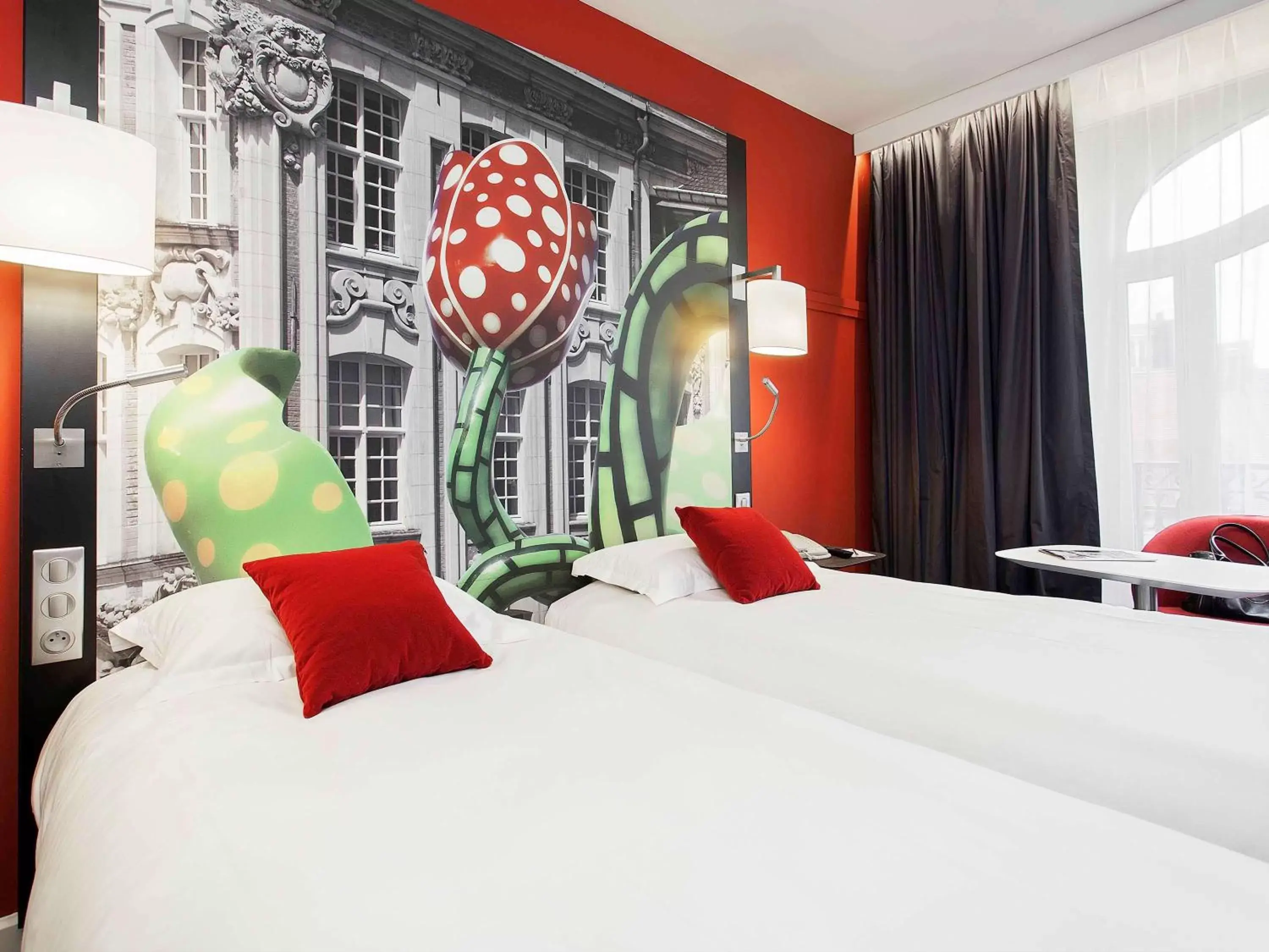 Photo of the whole room, Bed in Mercure Lille Centre Grand Place