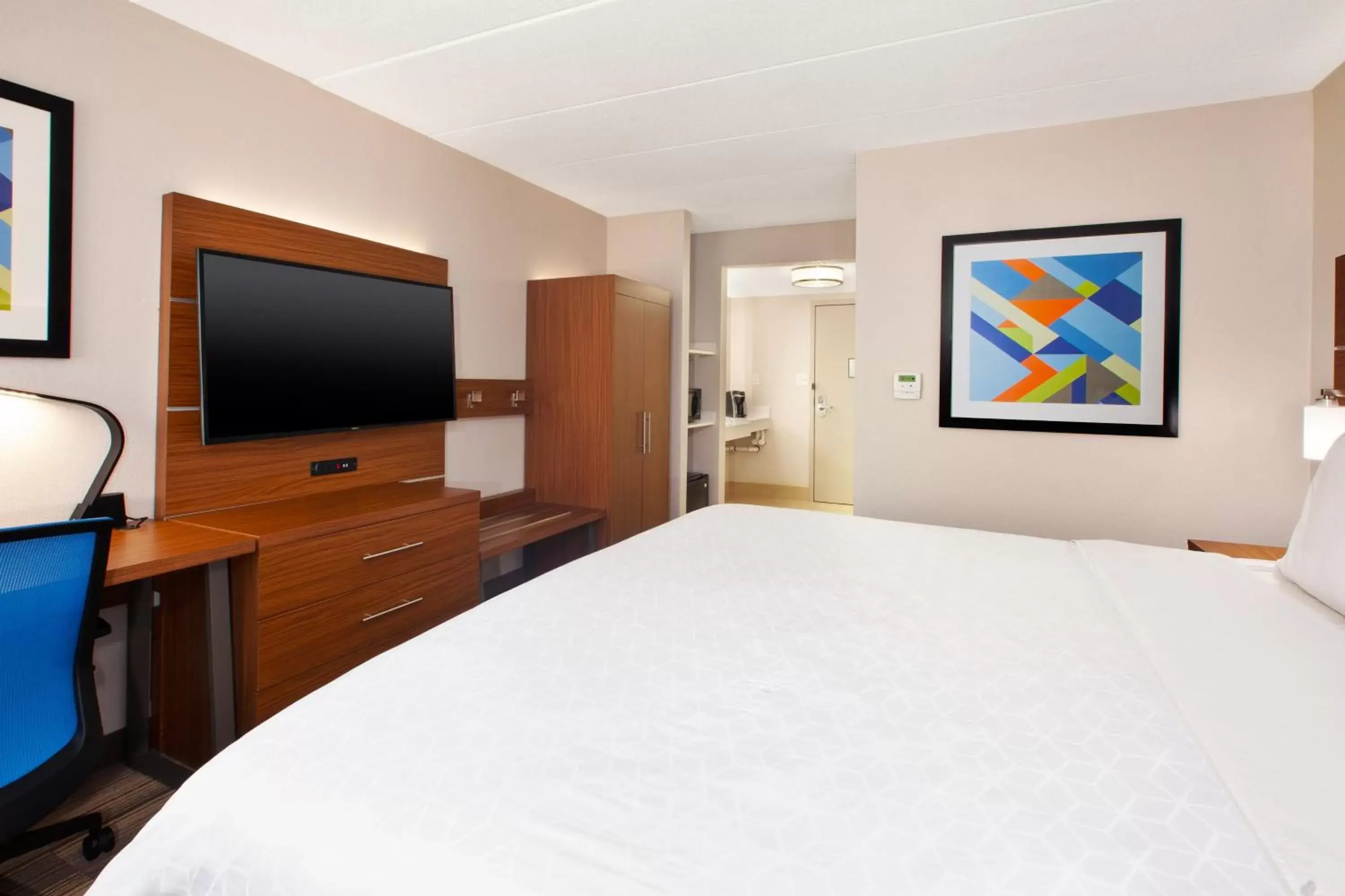 Photo of the whole room, Bed in Holiday Inn Express Fairfax-Arlington Boulevard, an IHG Hotel