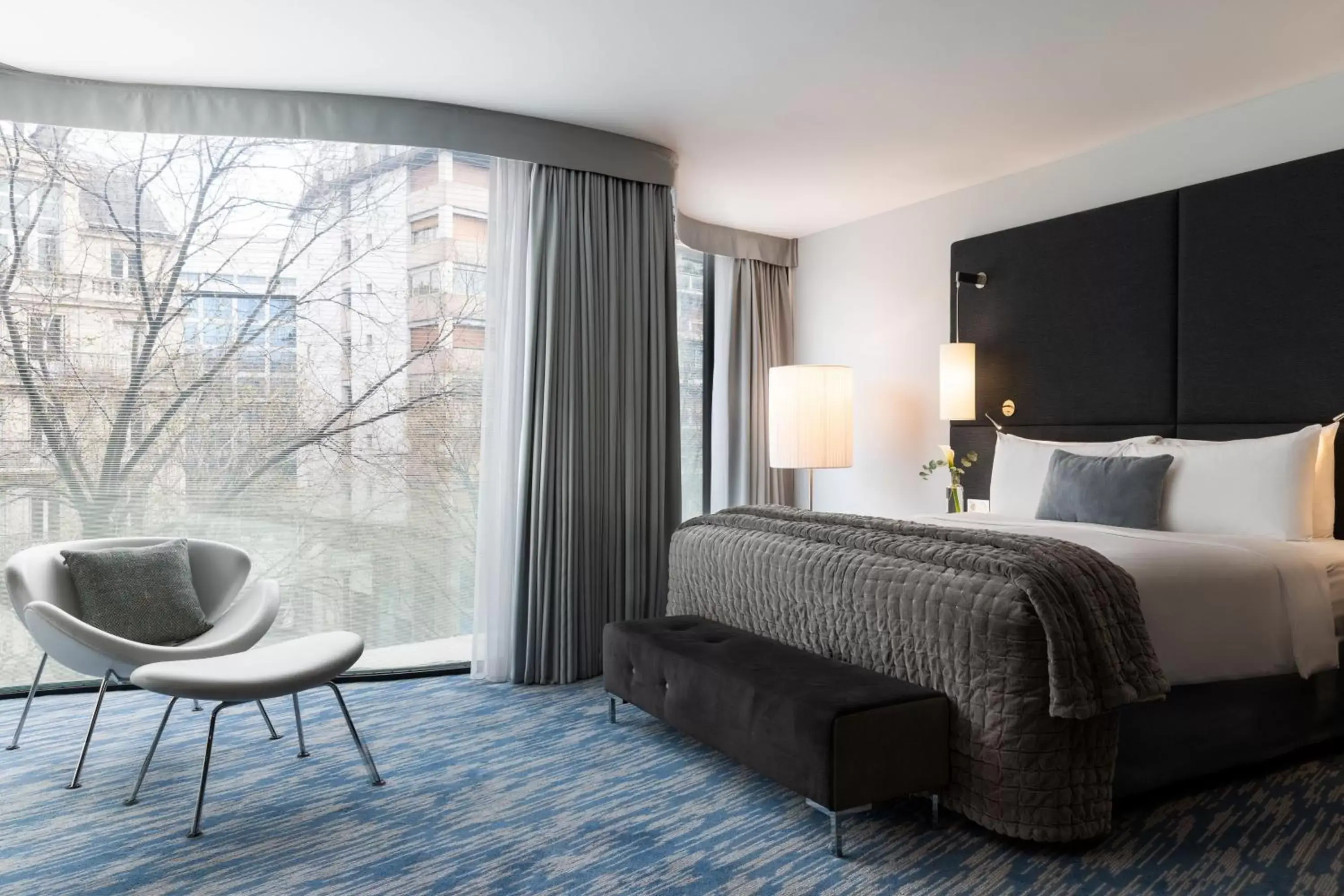 Photo of the whole room, Bed in Renaissance Paris Arc de Triomphe Hotel