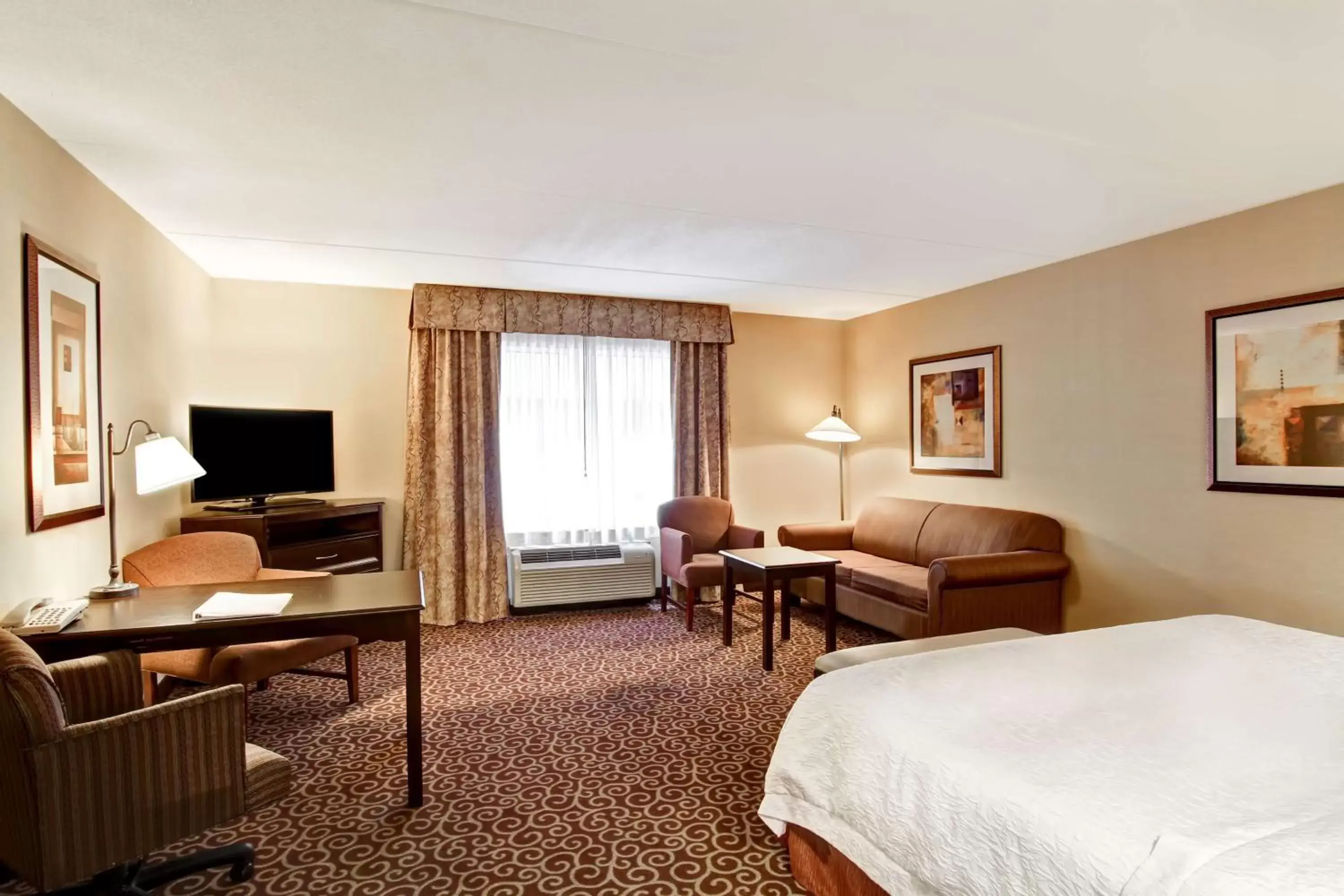 Bed, TV/Entertainment Center in Hampton Inn Sudbury, Ontario