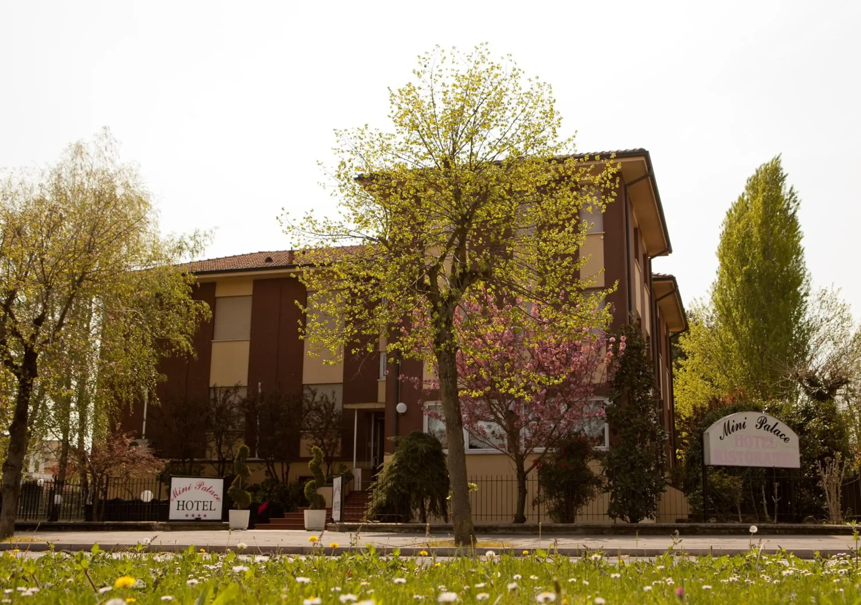 Facade/entrance, Property Building in Hotel Mini Palace - Country House