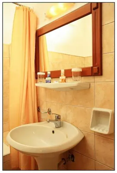 Bathroom in Famissi Eden Hotel