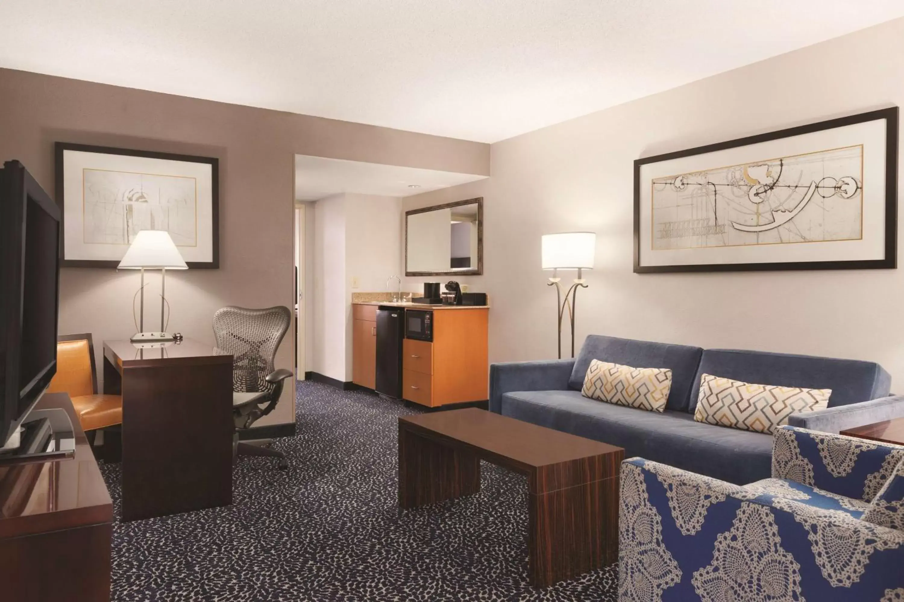 Bedroom, Seating Area in Embassy Suites by Hilton Louisville East