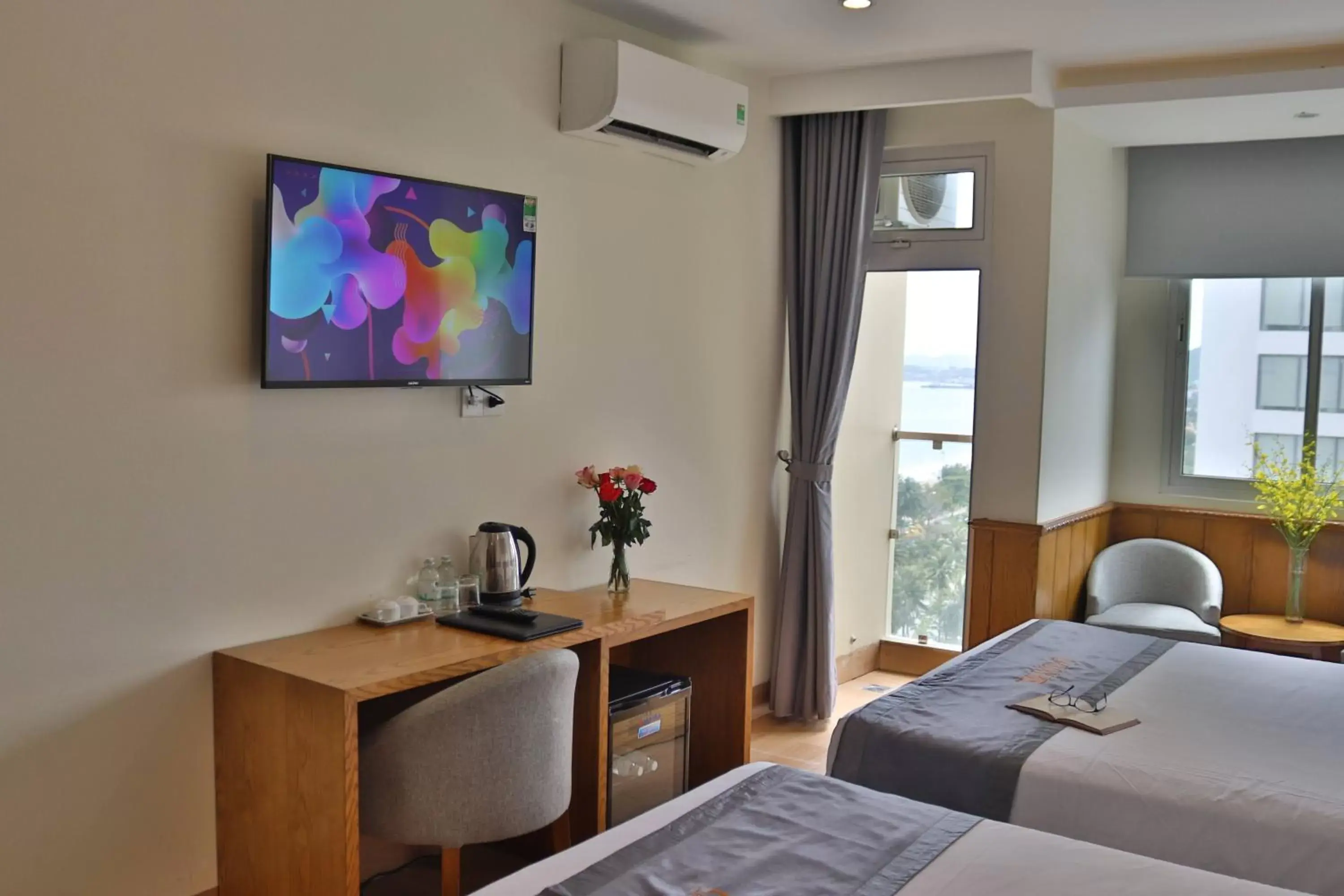 Bed, TV/Entertainment Center in Glory Nha Trang Hotel