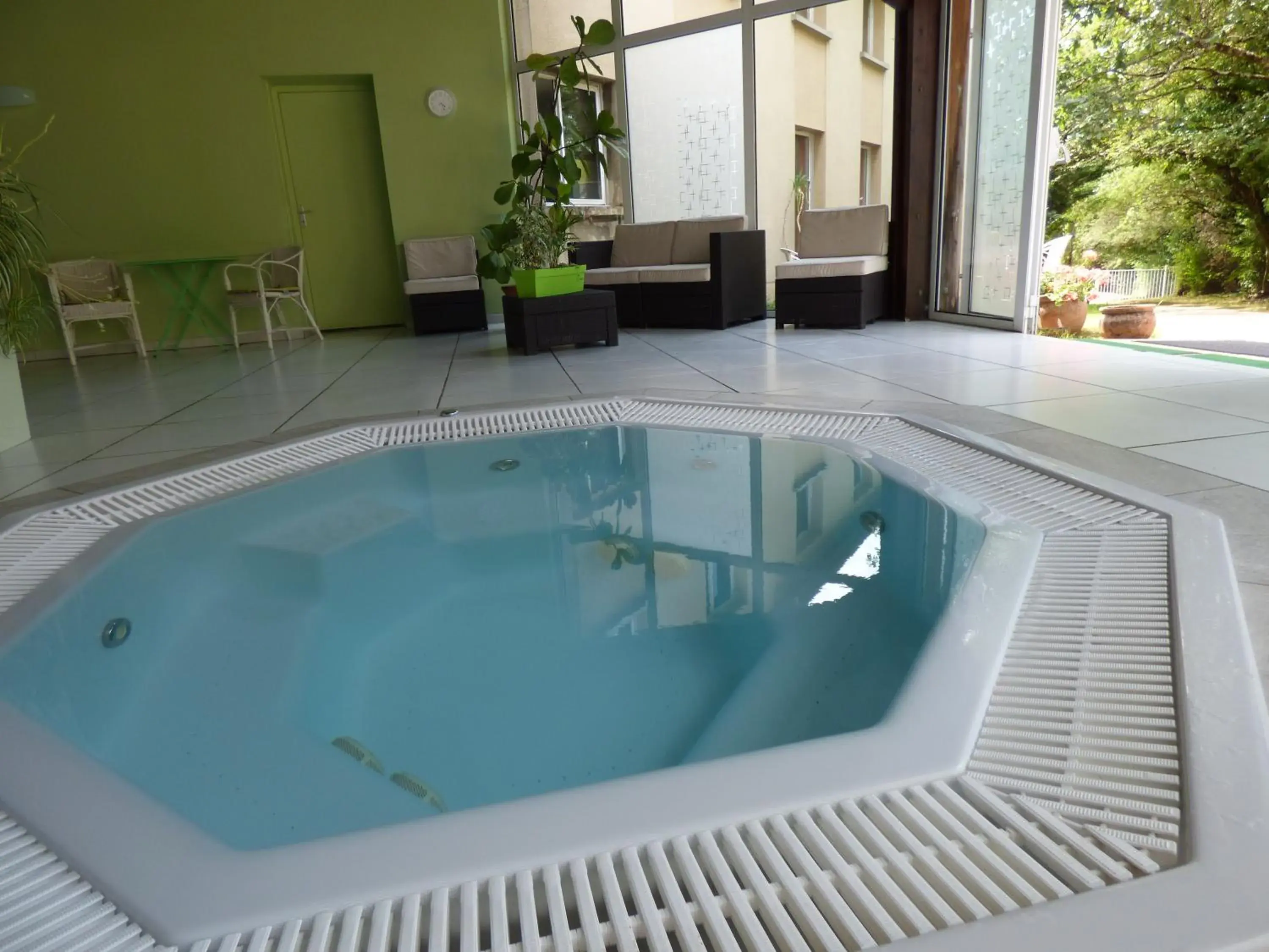 Hot Tub, Swimming Pool in inspiration by balladins Villefranche-de-Rouergue