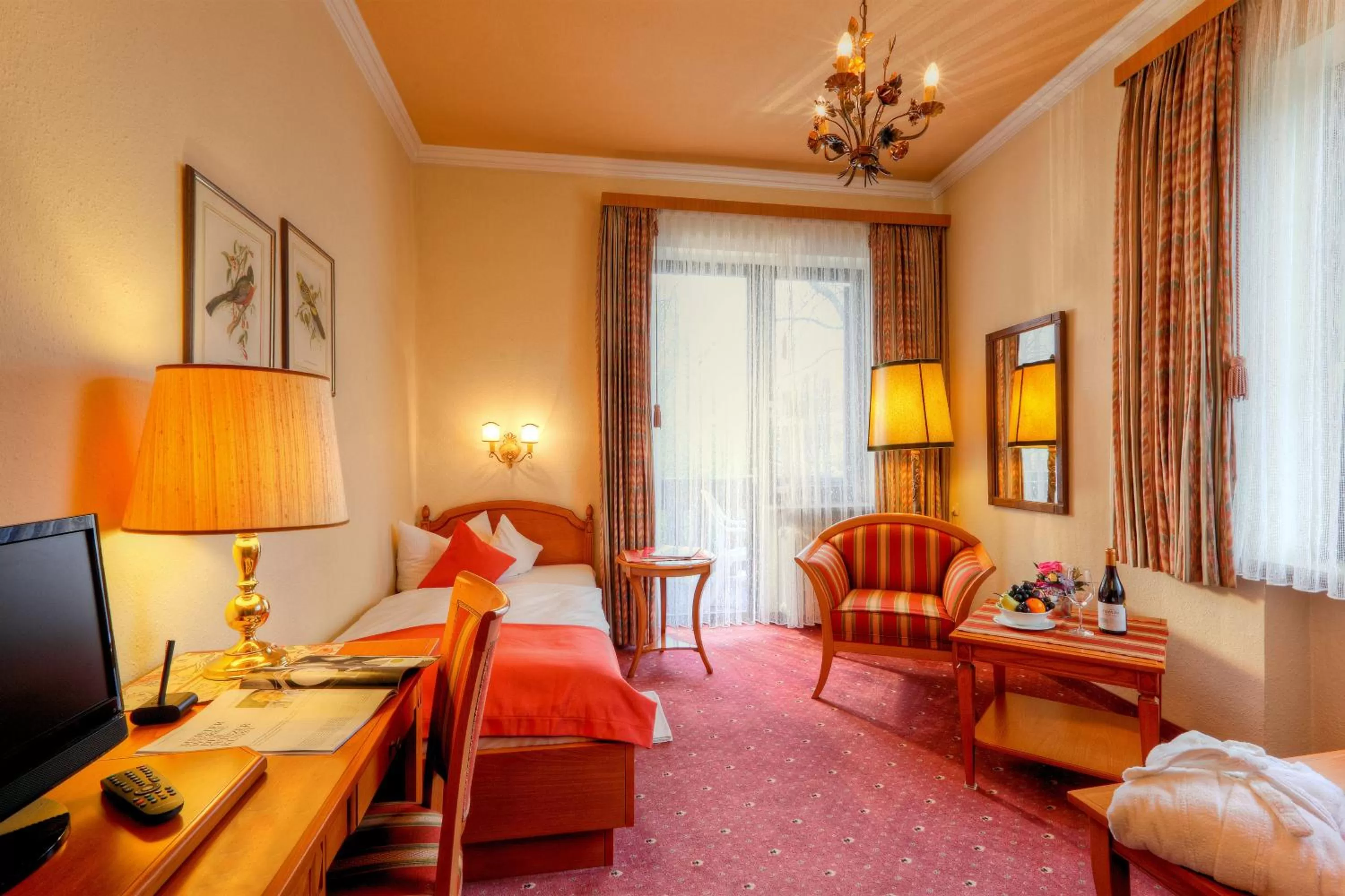 Photo of the whole room, Bed in Reindl's Partenkirchener Hof