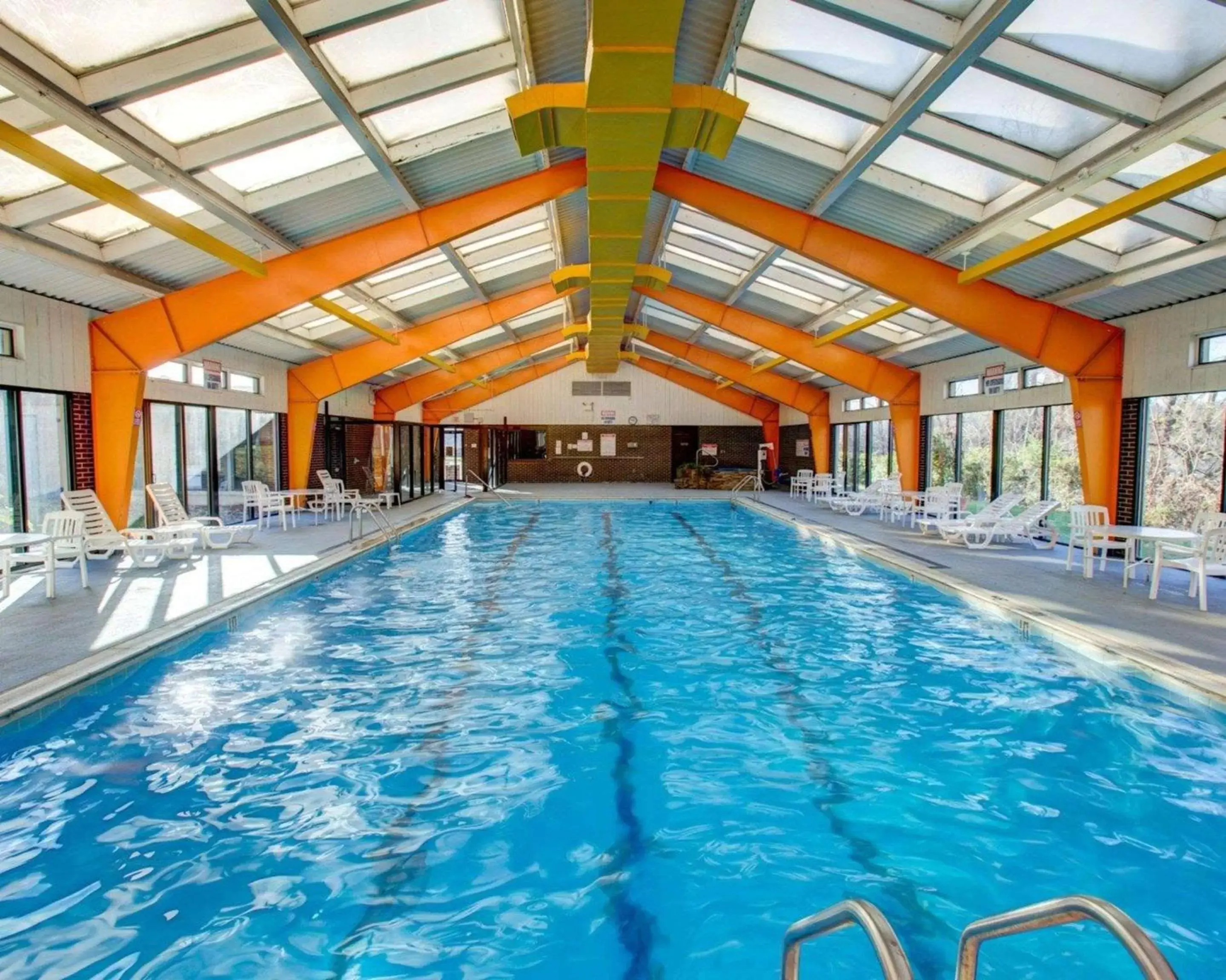 Swimming Pool in Comfort Inn Conference Center Pittsburgh