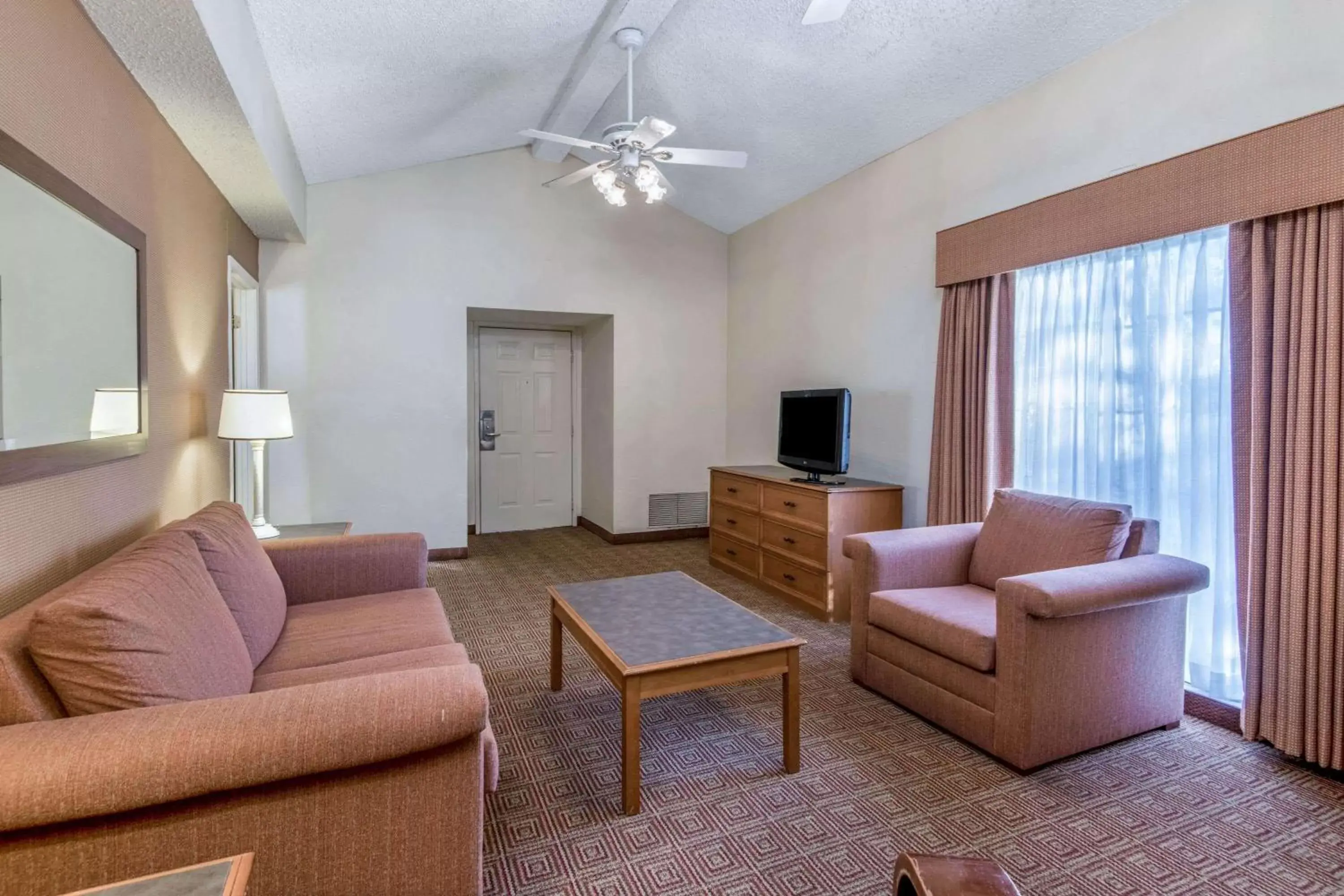 Living room, Seating Area in La Quinta Inn by Wyndham San Antonio I-35 N at Rittiman Rd
