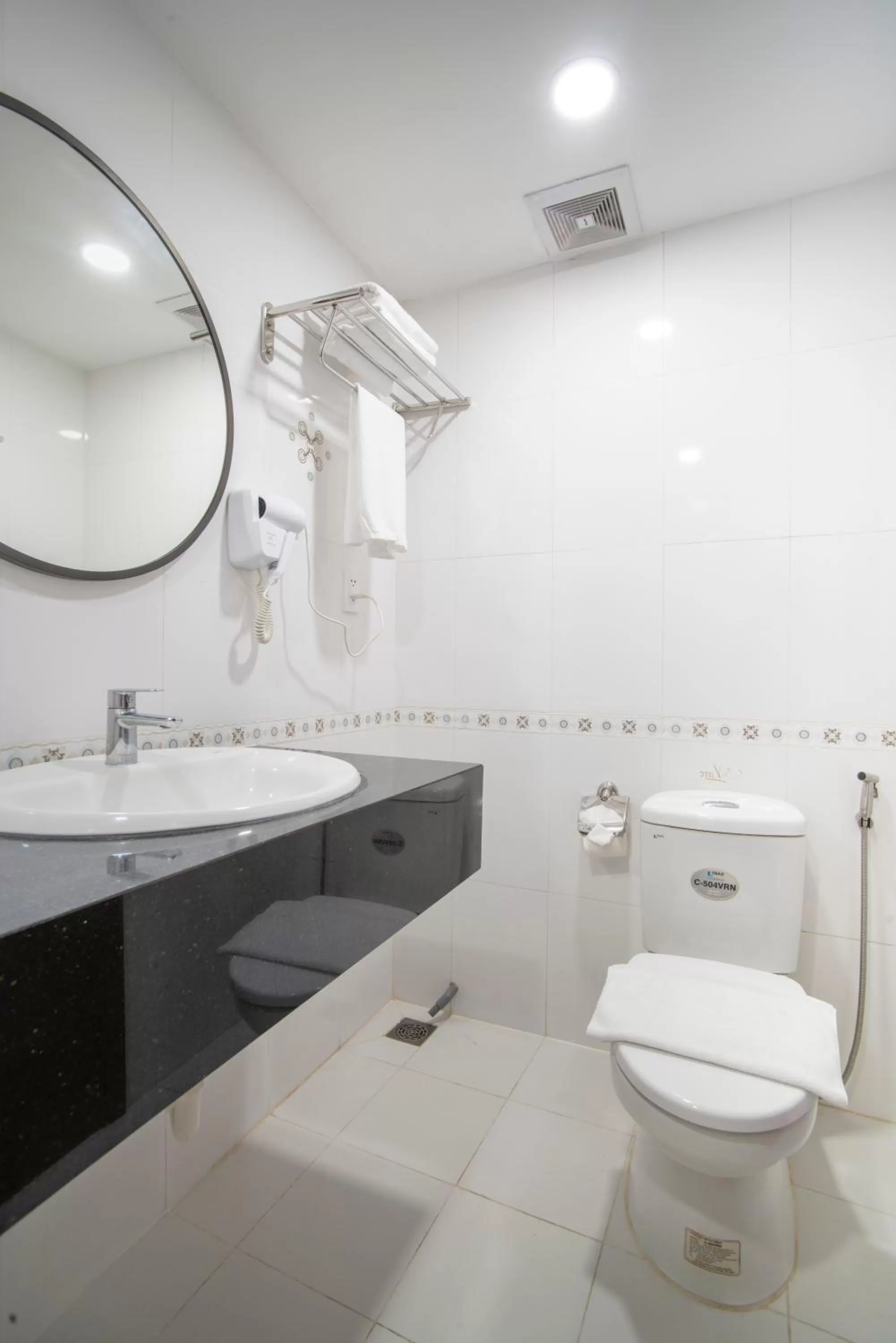 Shower in SAZI BEN THANH Hotel HCM