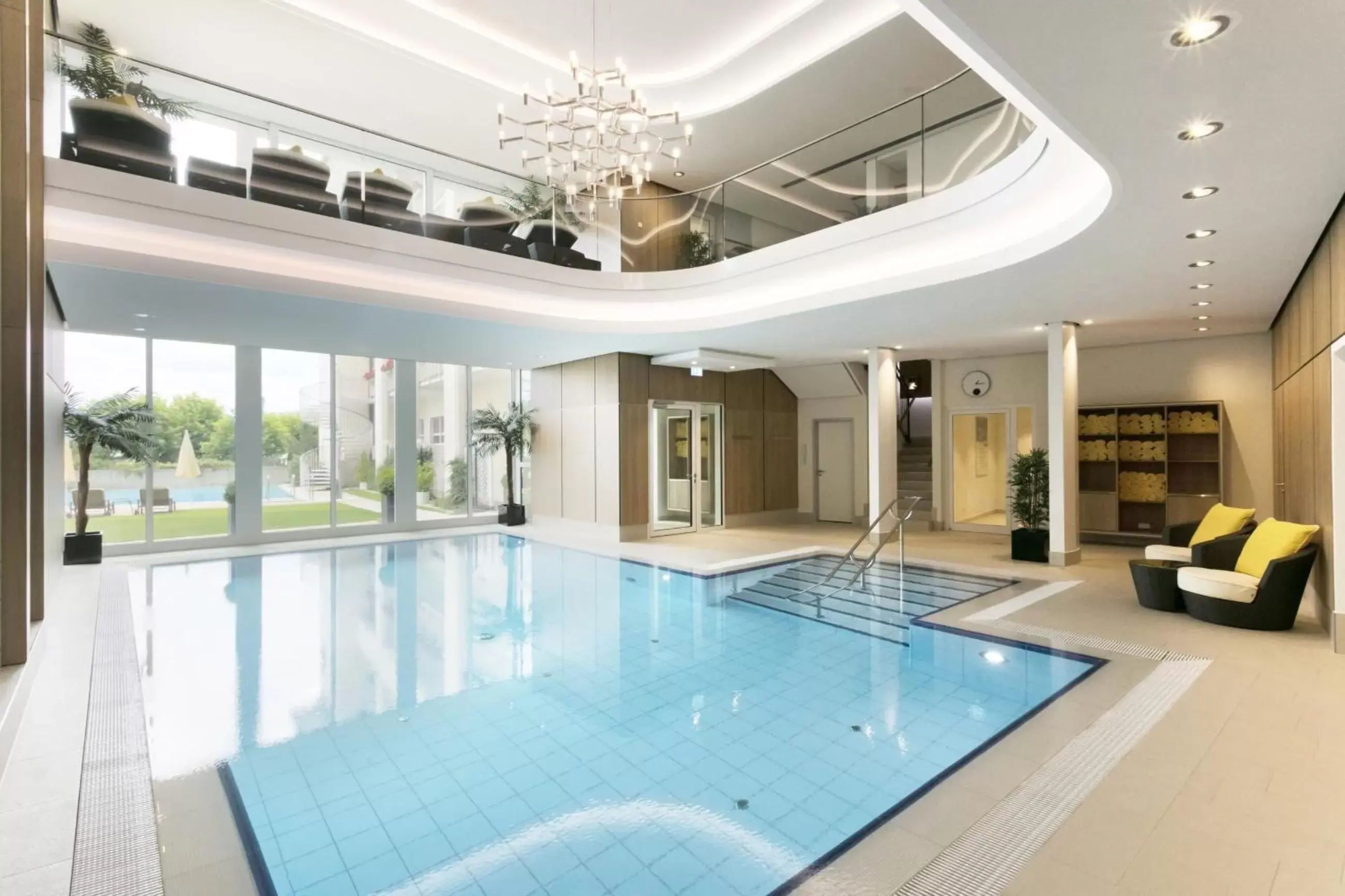 Swimming Pool in Hotel Bayerischer Hof