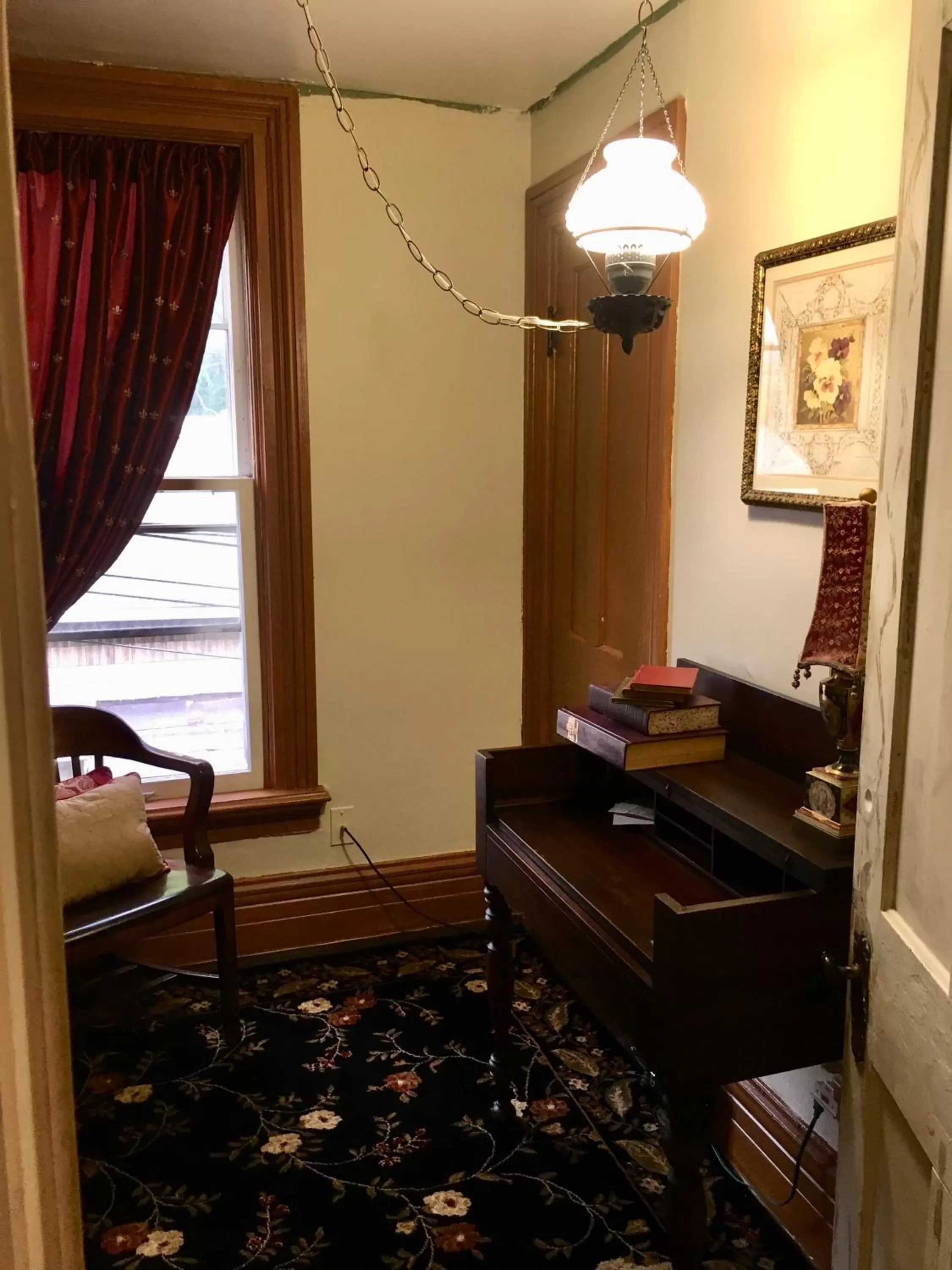 Photo of the whole room, Seating Area in Aaron House of Niagara Falls