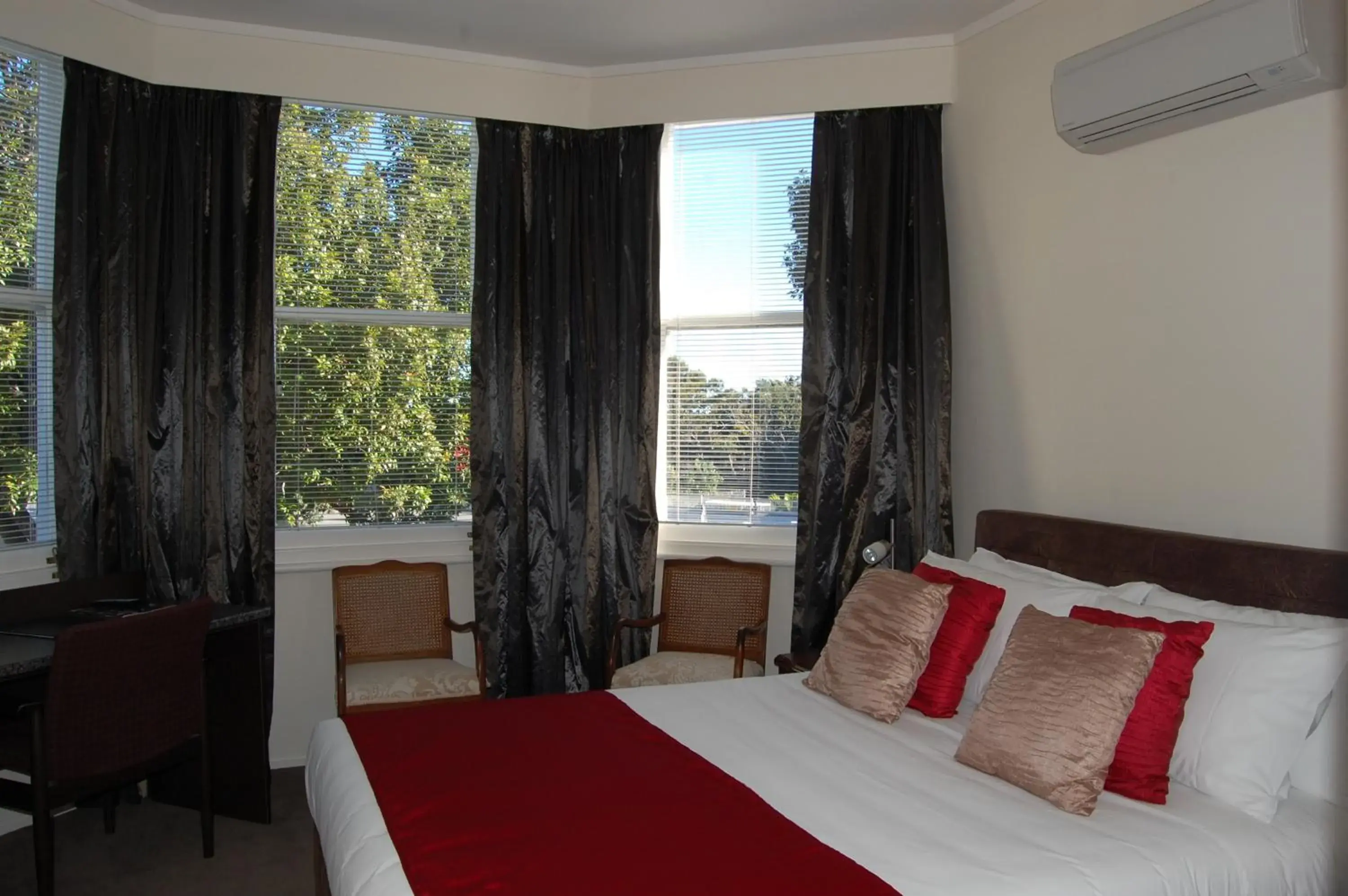 Bed in At Eden Park Motel Bed in At Eden Park Motel