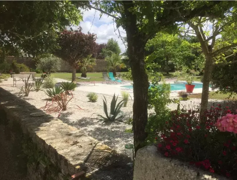 Garden, Swimming Pool in La Rochelle et l'Aunis