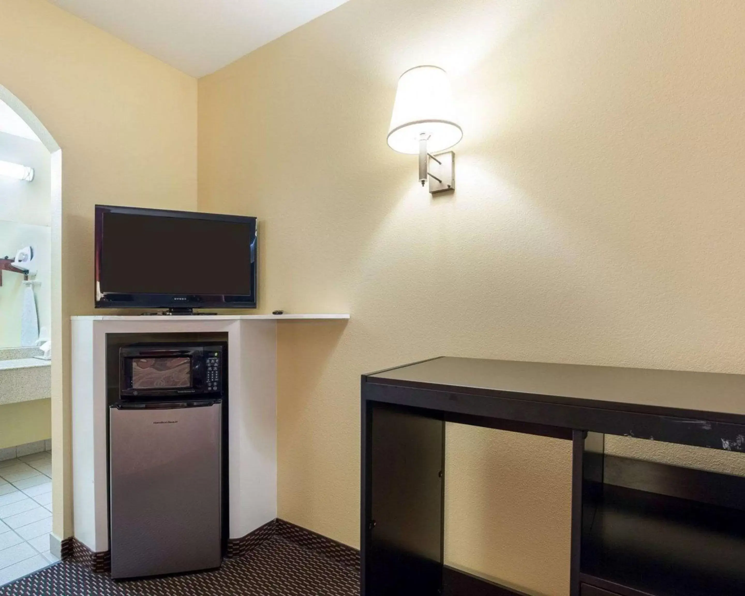 Photo of the whole room, TV/Entertainment Center in Rodeway Inn & Suites Humble