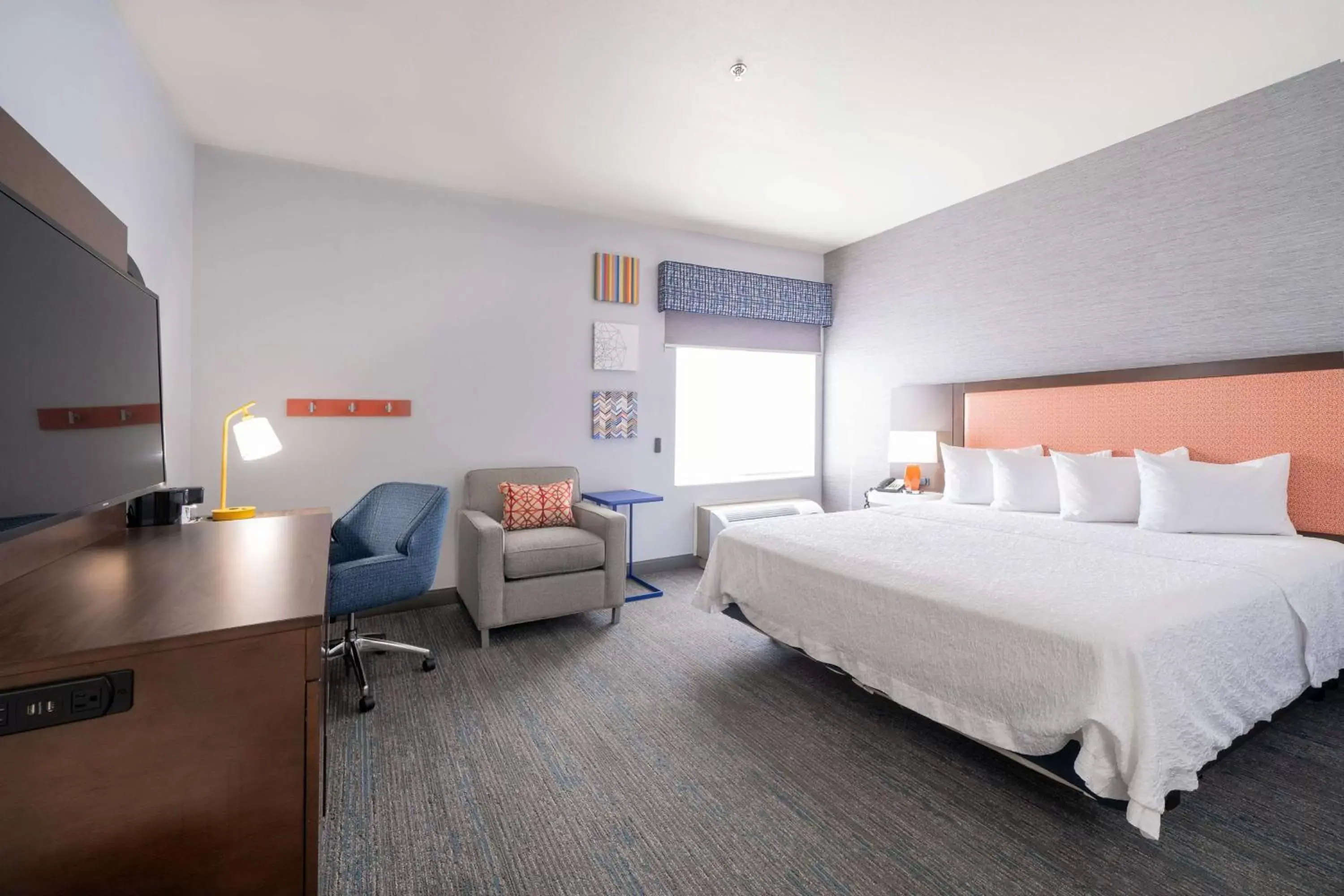 Bedroom, Bed in Hampton Inn & Suites Modesto - Salida