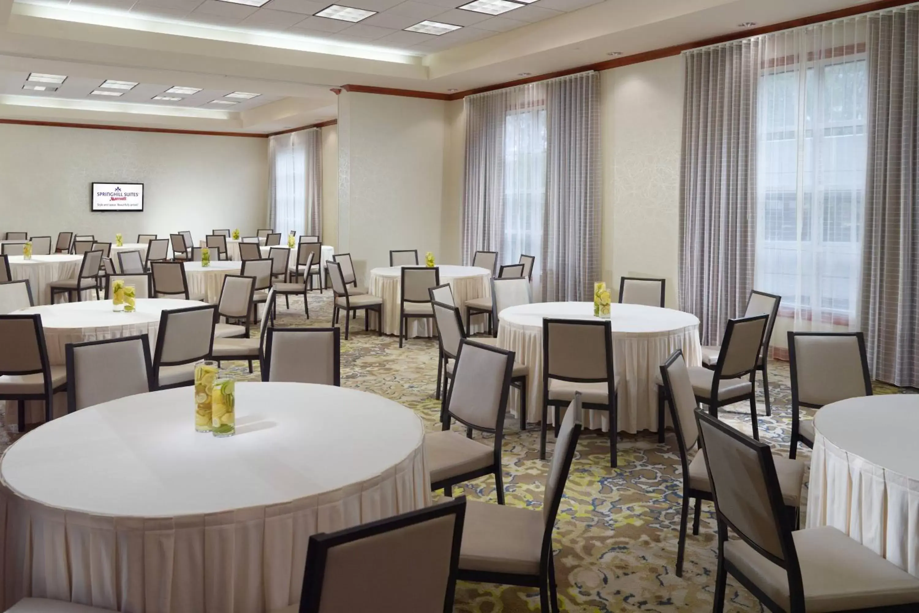 Meeting/conference room, Restaurant/Places to Eat in SpringHill Suites by Marriott Atlanta Buckhead