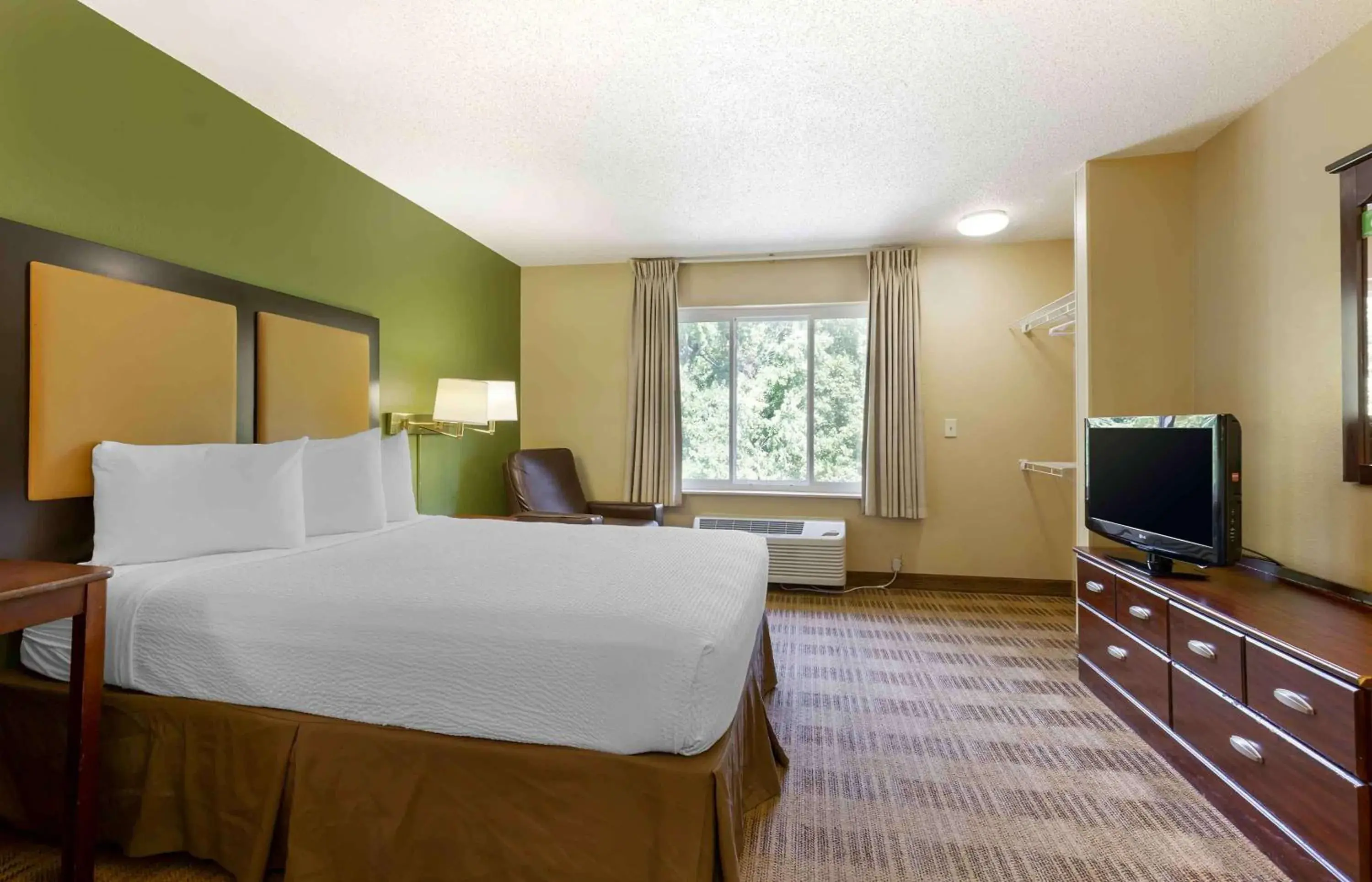 Bedroom, Bed in Extended Stay America Suites - Washington, DC - Landover