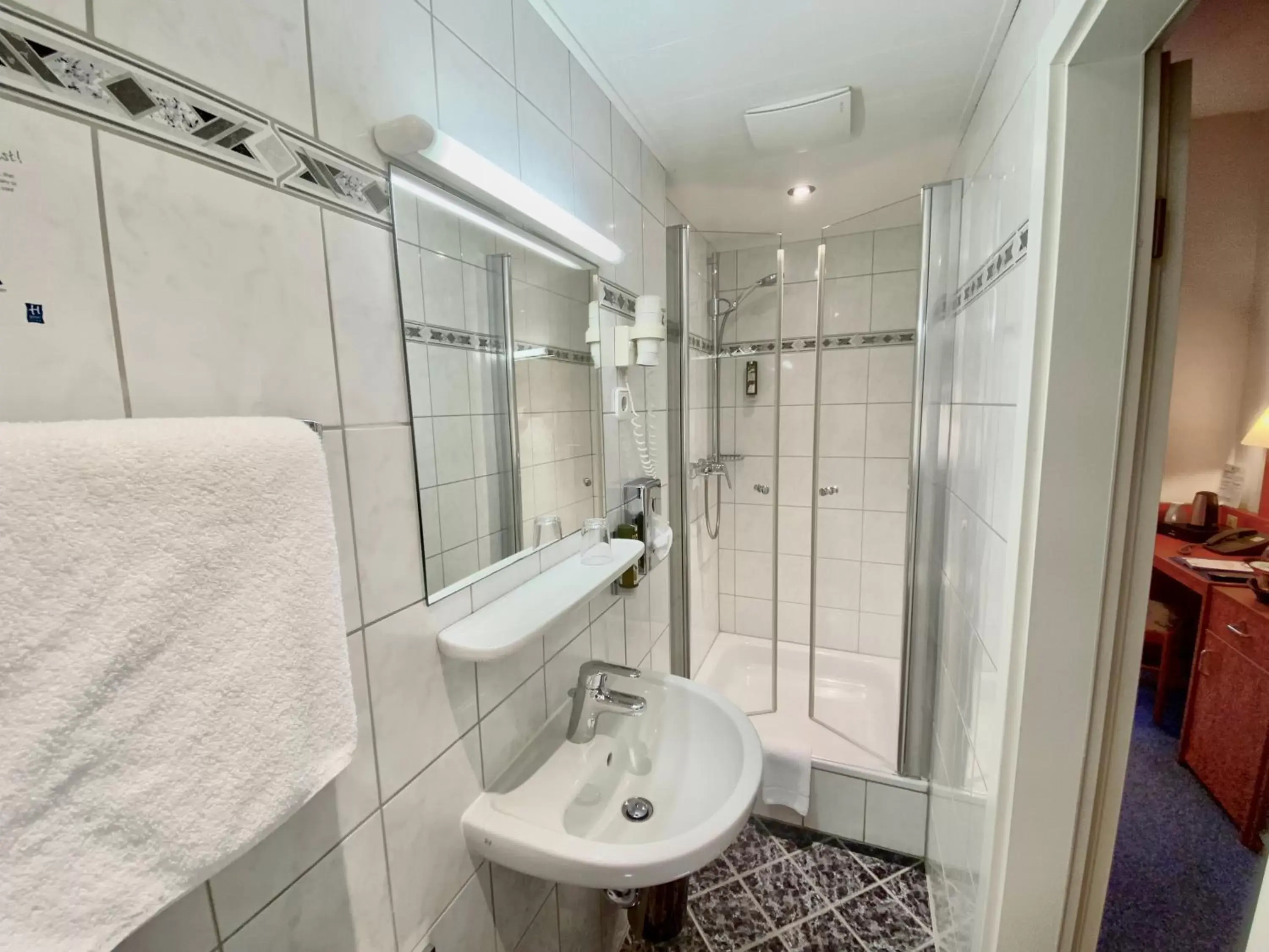 Shower, Bathroom in Hotel West an der Bockenheimer Warte