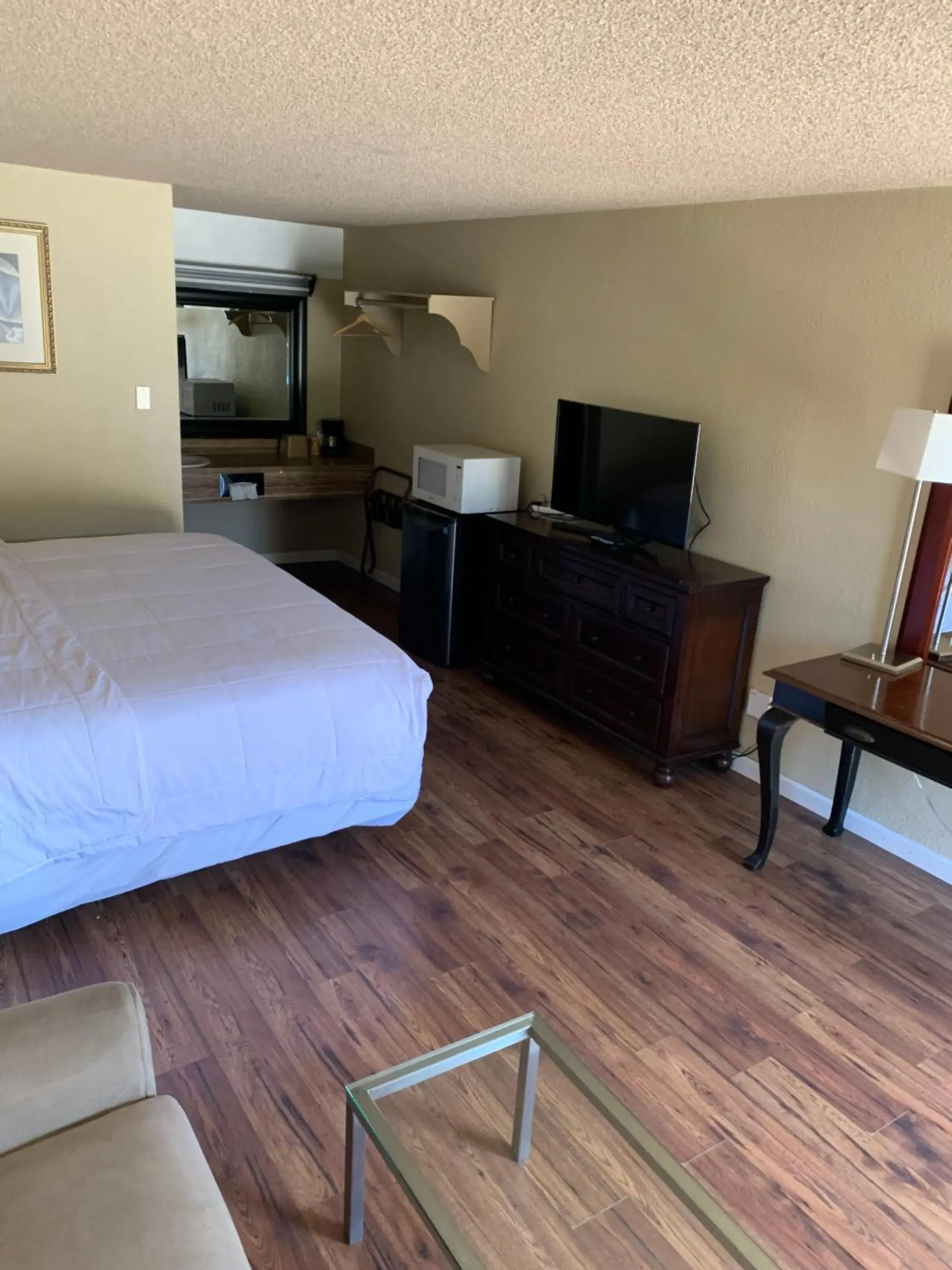 TV and multimedia, TV/Entertainment Center in Smokey Point Motor Inn