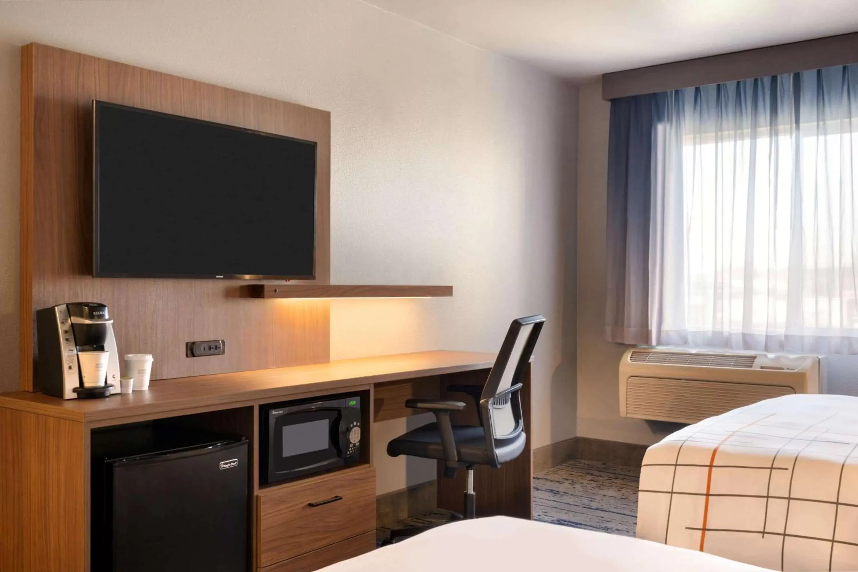 Bed, TV/Entertainment Center in La Quinta Inn & Suites by Wyndham Springfield