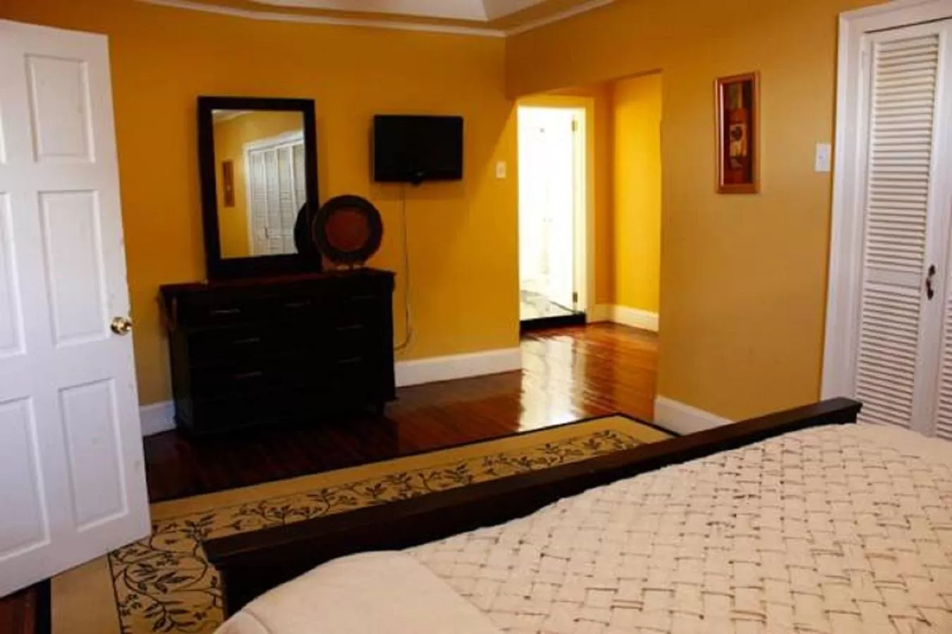 Bed in El Dorado Inn